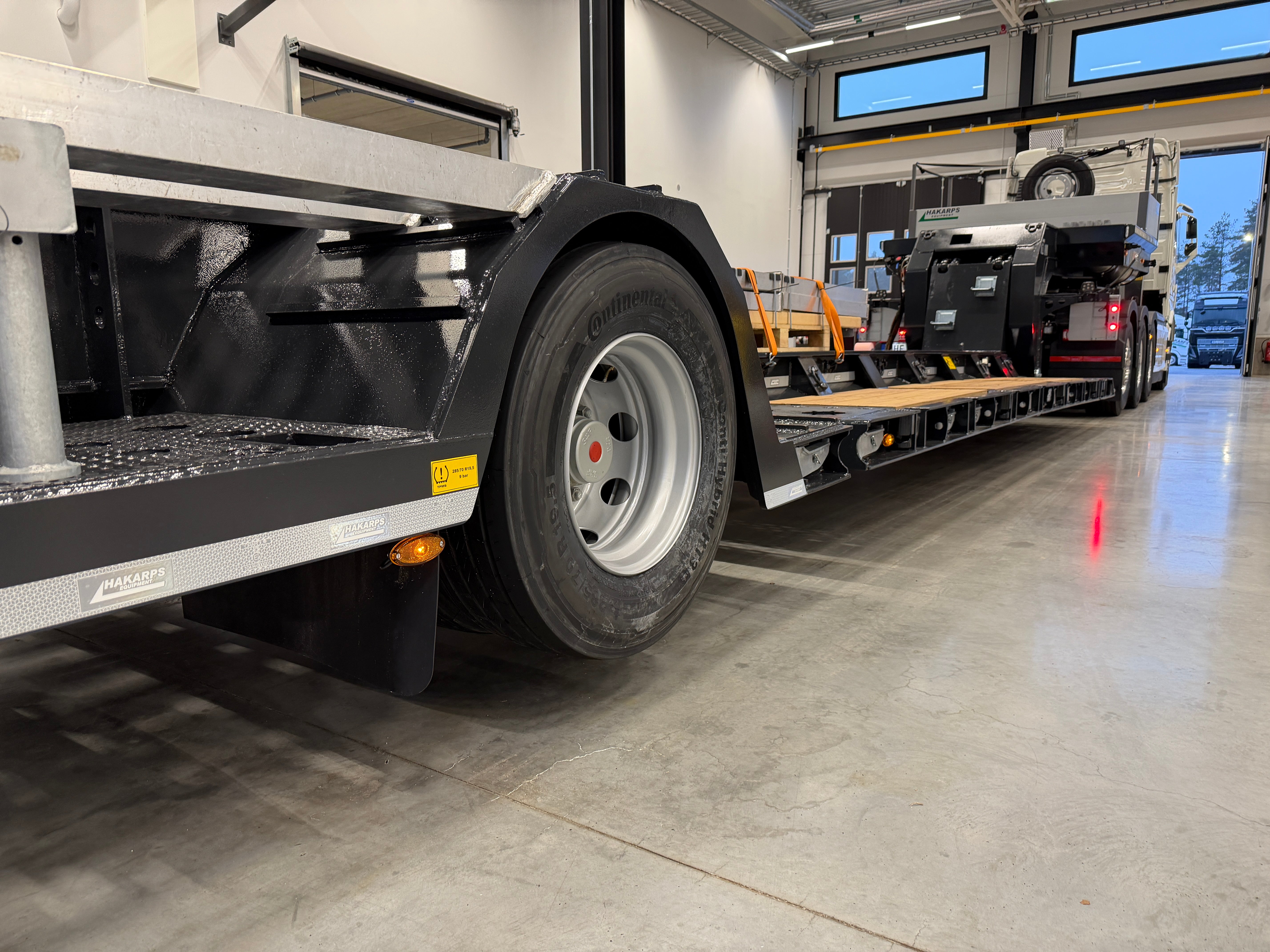 4 axlad ROJO maskintrailer avbröstningsbar svanhals med trumbon