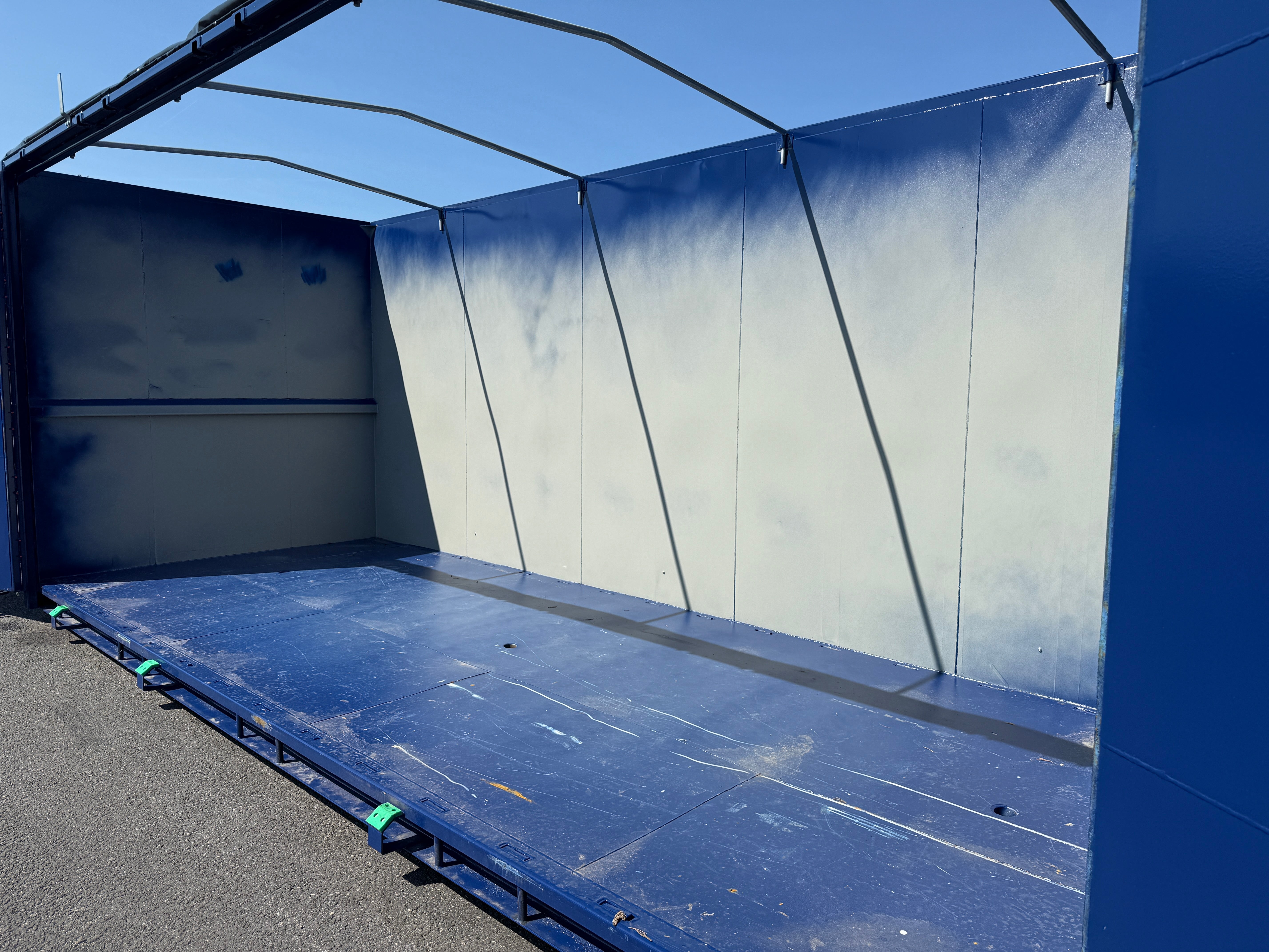 40m3 container med öppningsbar sida + kapell