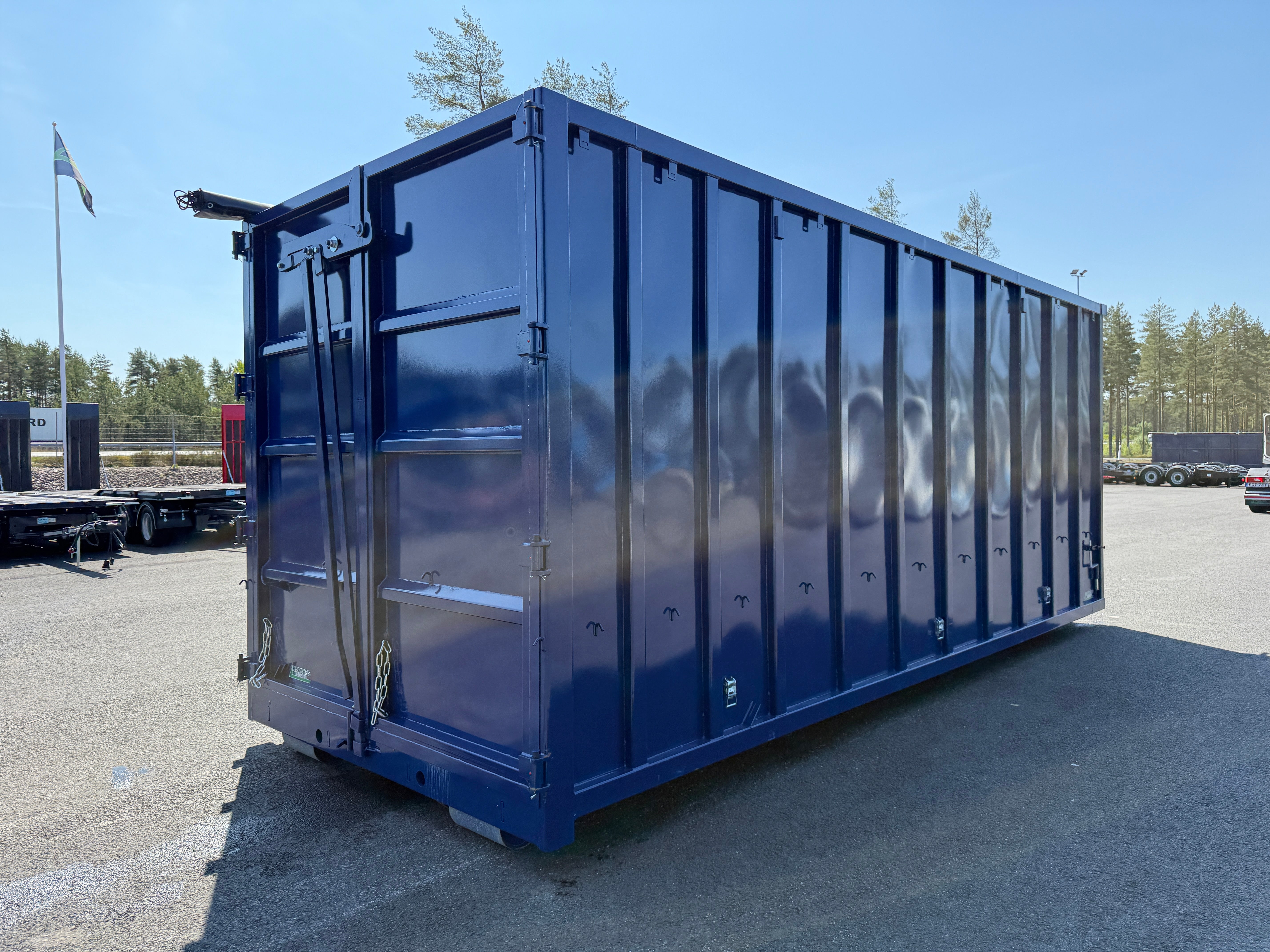 40m3 container med öppningsbar sida + kapell