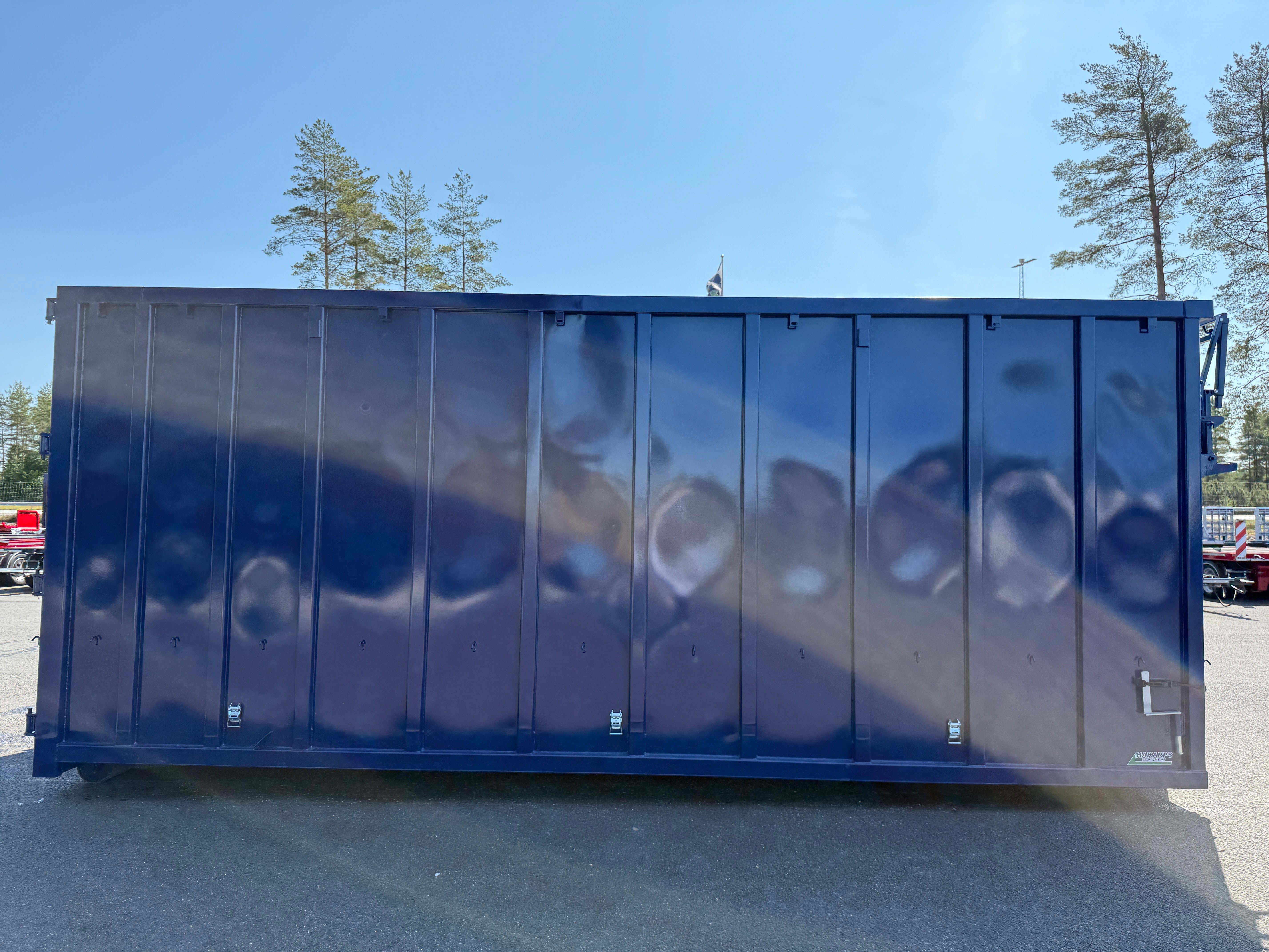 40m3 container med öppningsbar sida + kapell