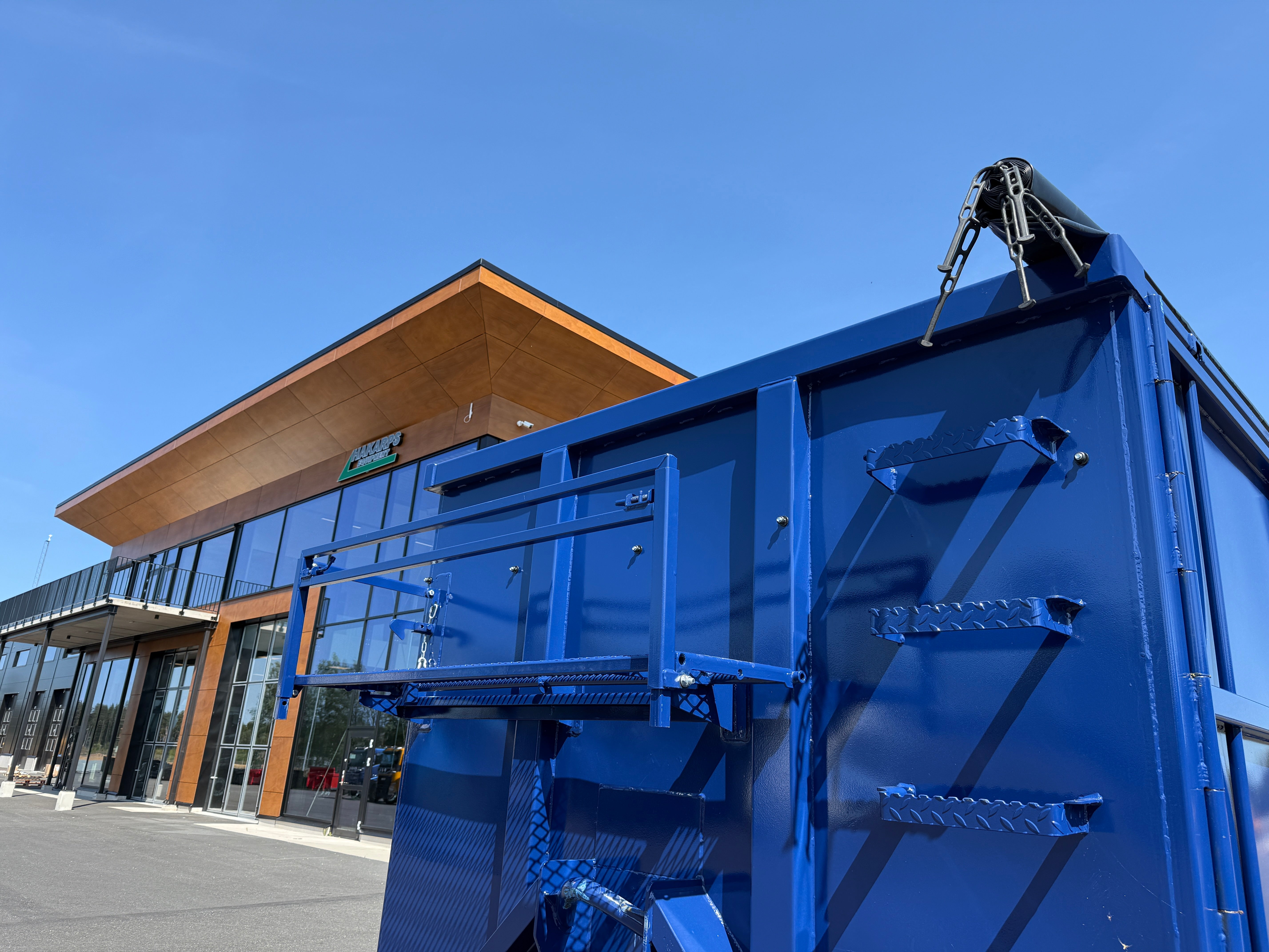 40m3 container med öppningsbar sida + kapell