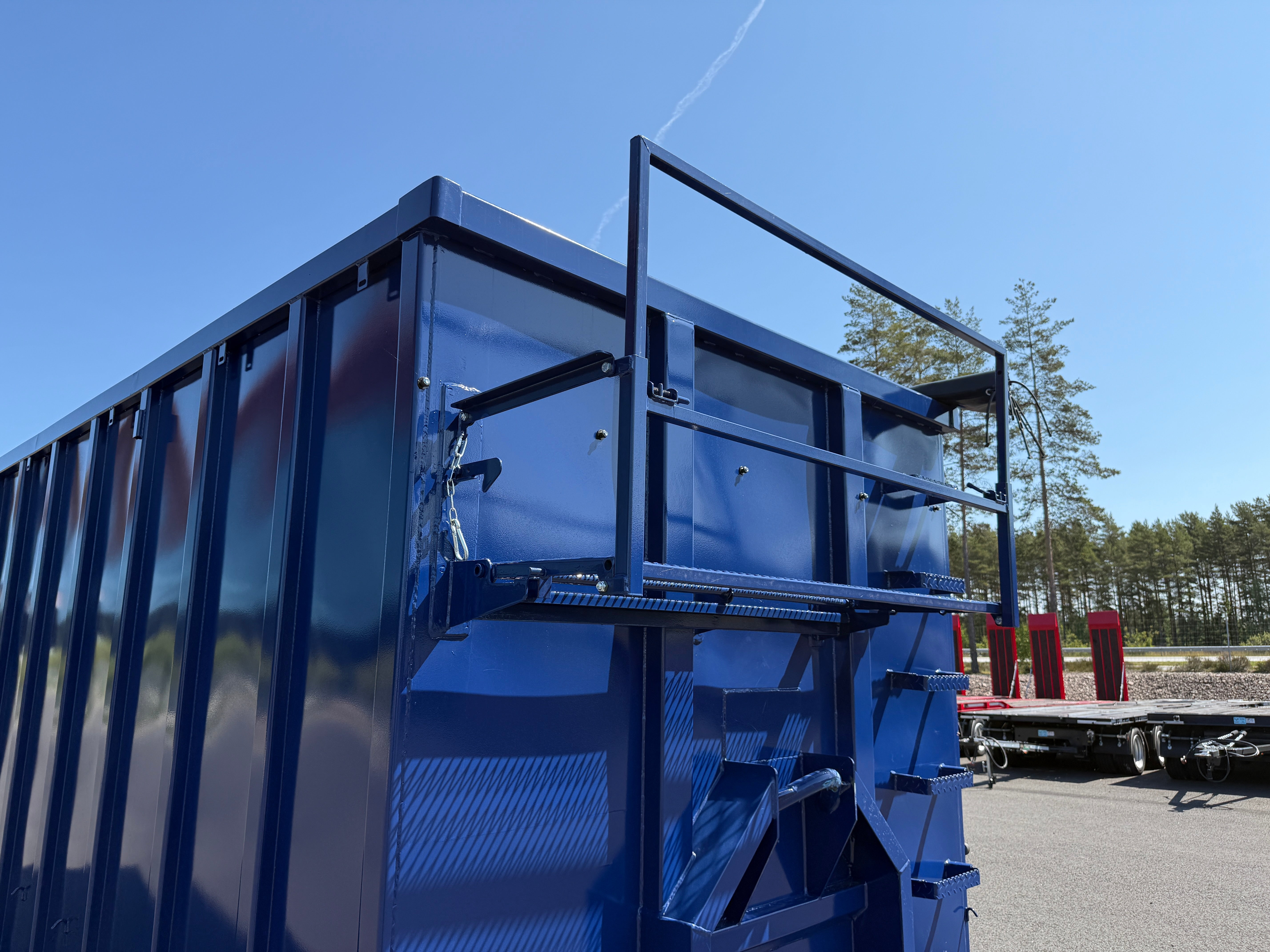 40m3 container med öppningsbar sida + kapell
