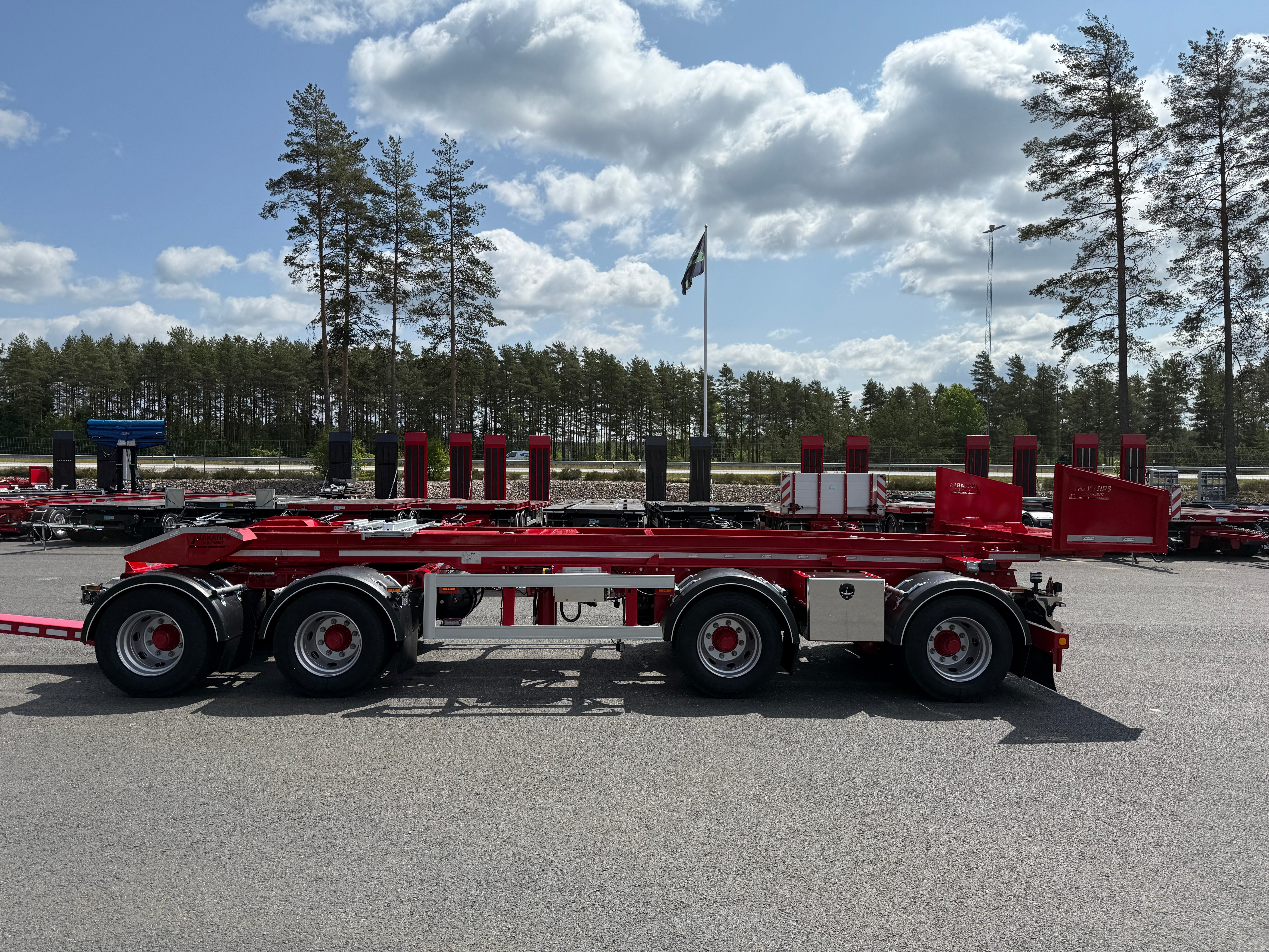4 axlad 38 tons lastväxlarvagn med tipp, skjutbar boggie och flak