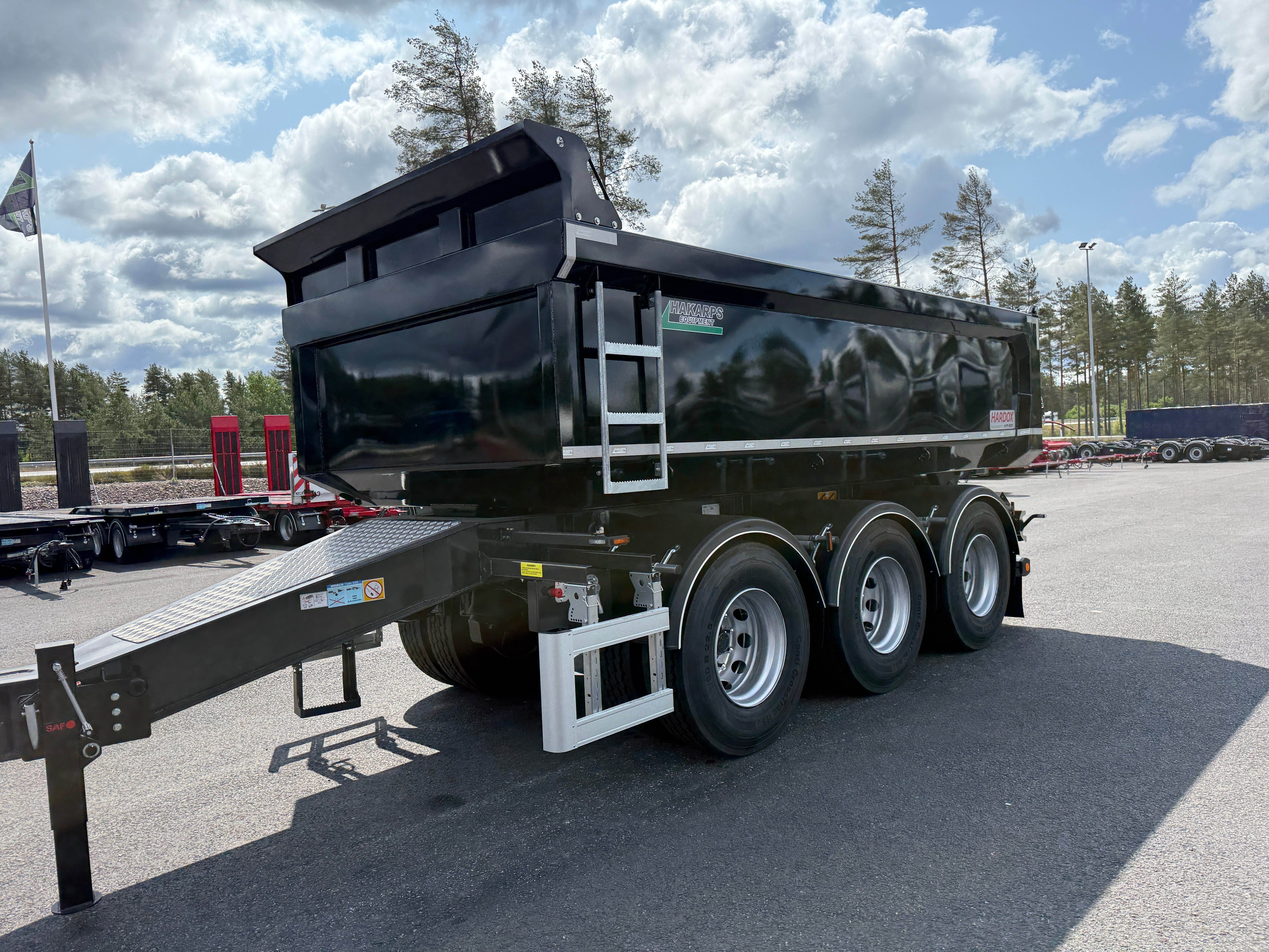 3 axlad 24 tons dumperkärra med dubbelmontage kort dragstång