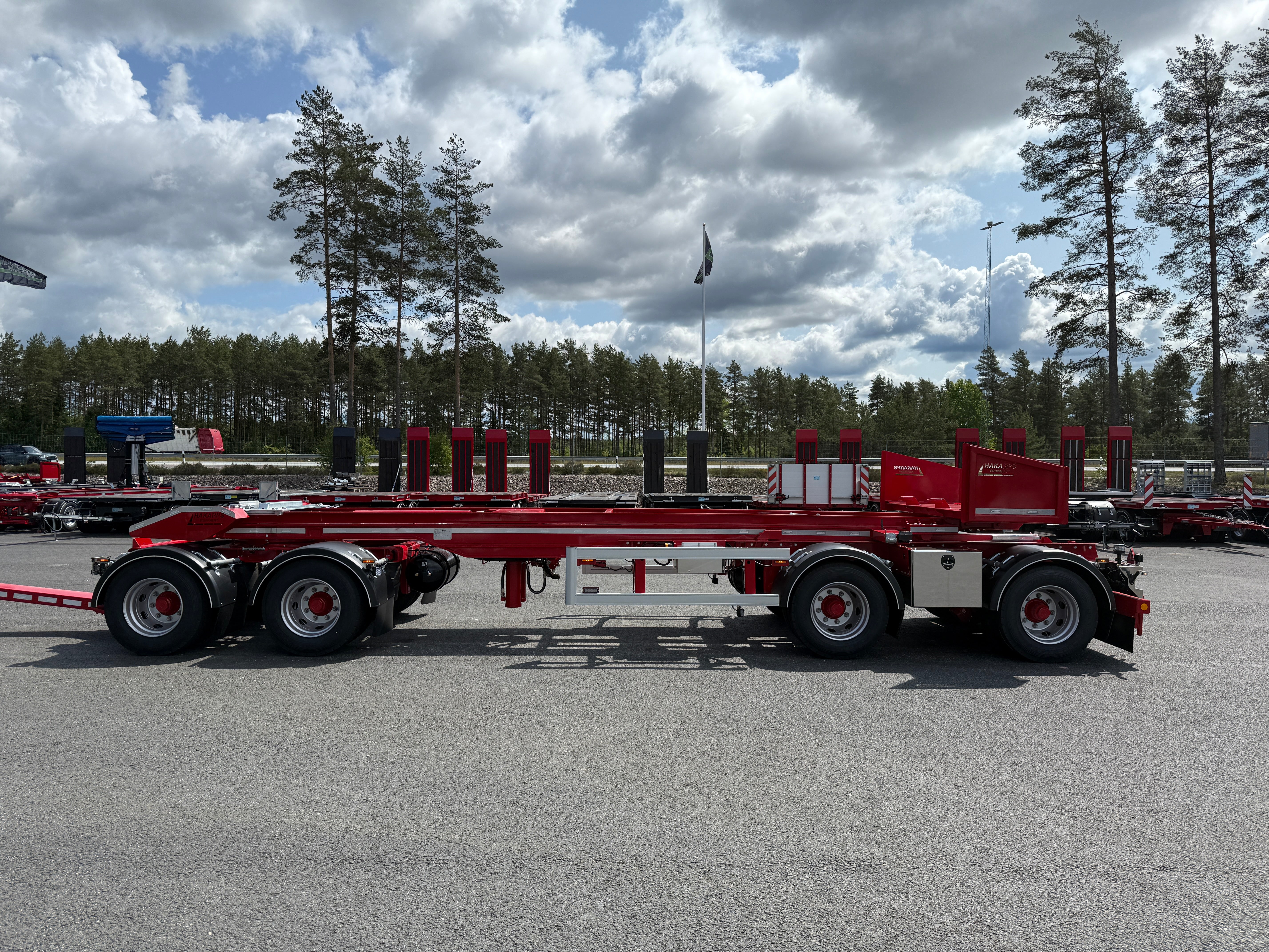 4 axlad 38 tons lastväxlarvagn med tipp, skjutbar boggie och flak