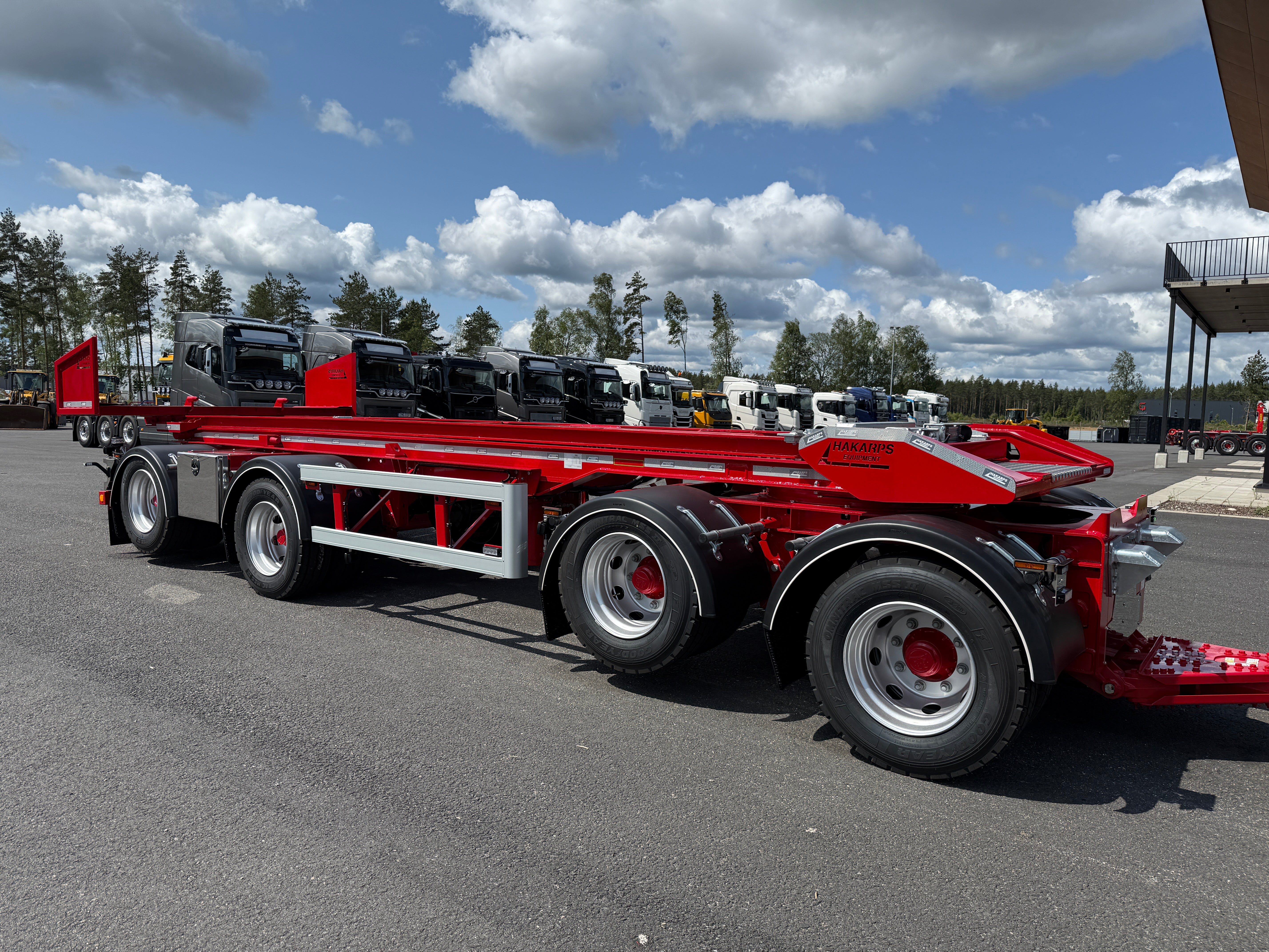 4 axlad 38 tons lastväxlarvagn med tipp, skjutbar boggie och flak