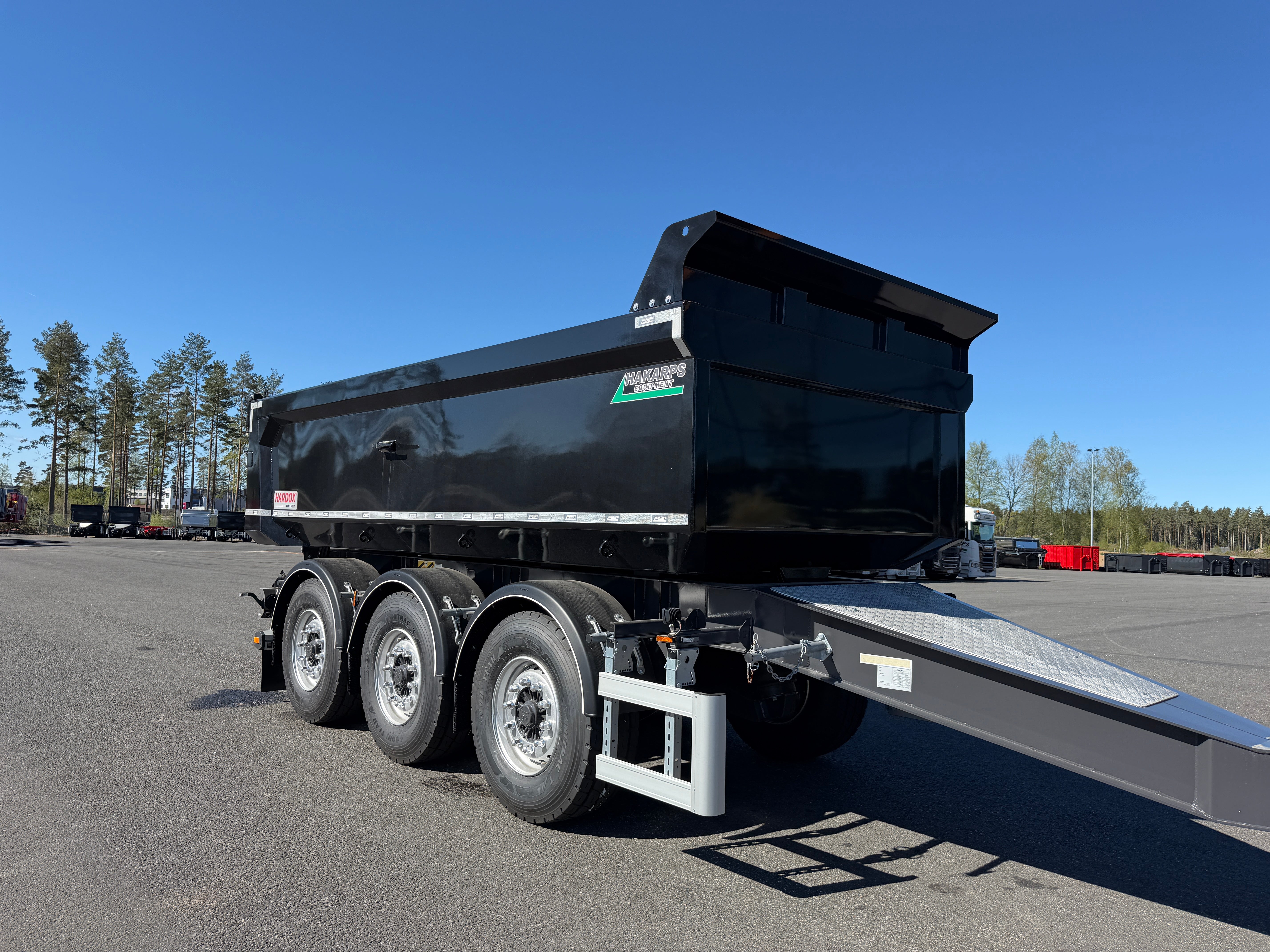 3 axlad 24 tons dumperkärra med kort dragstång