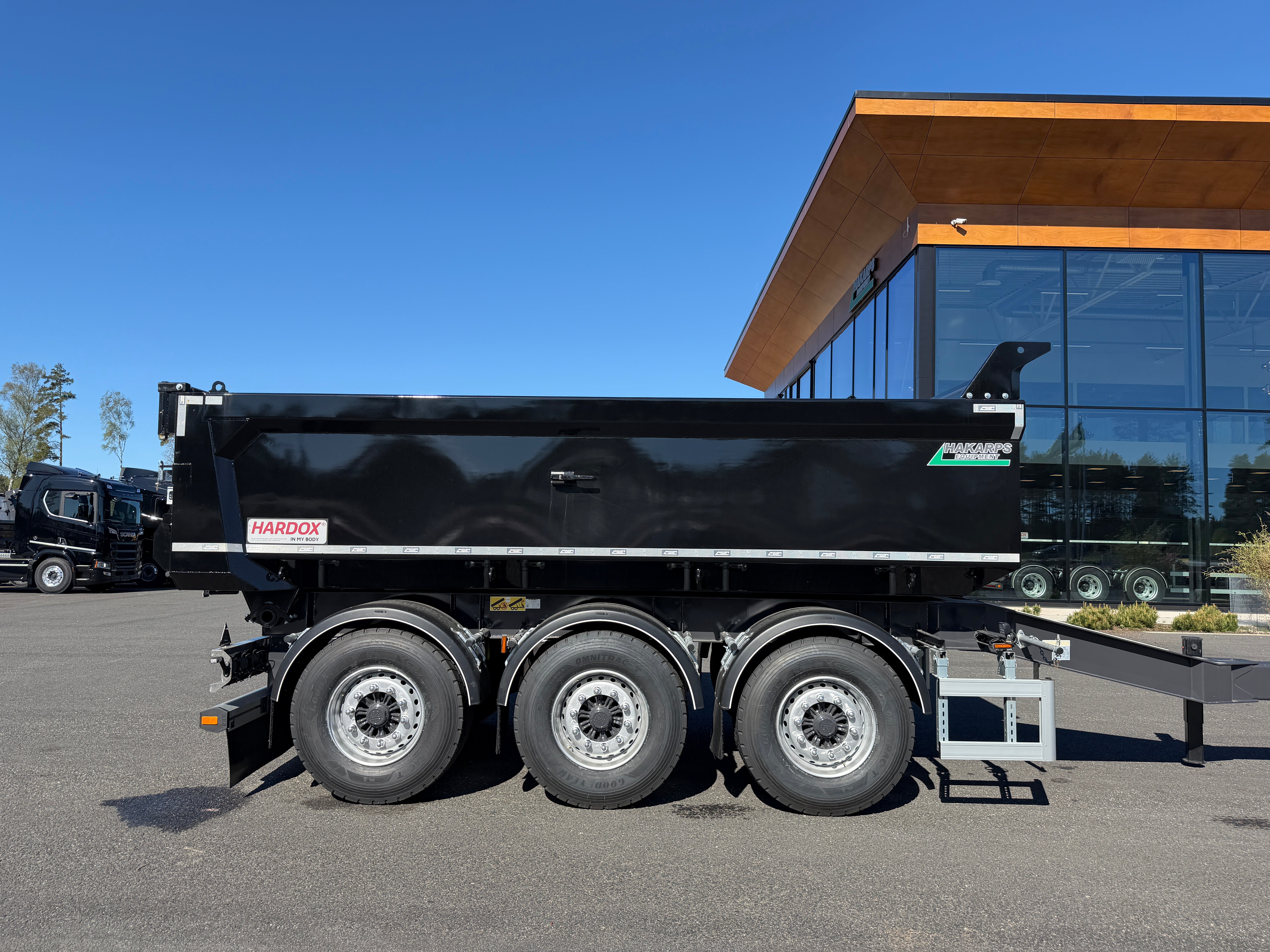 3 axlad 24 tons dumperkärra med kort dragstång