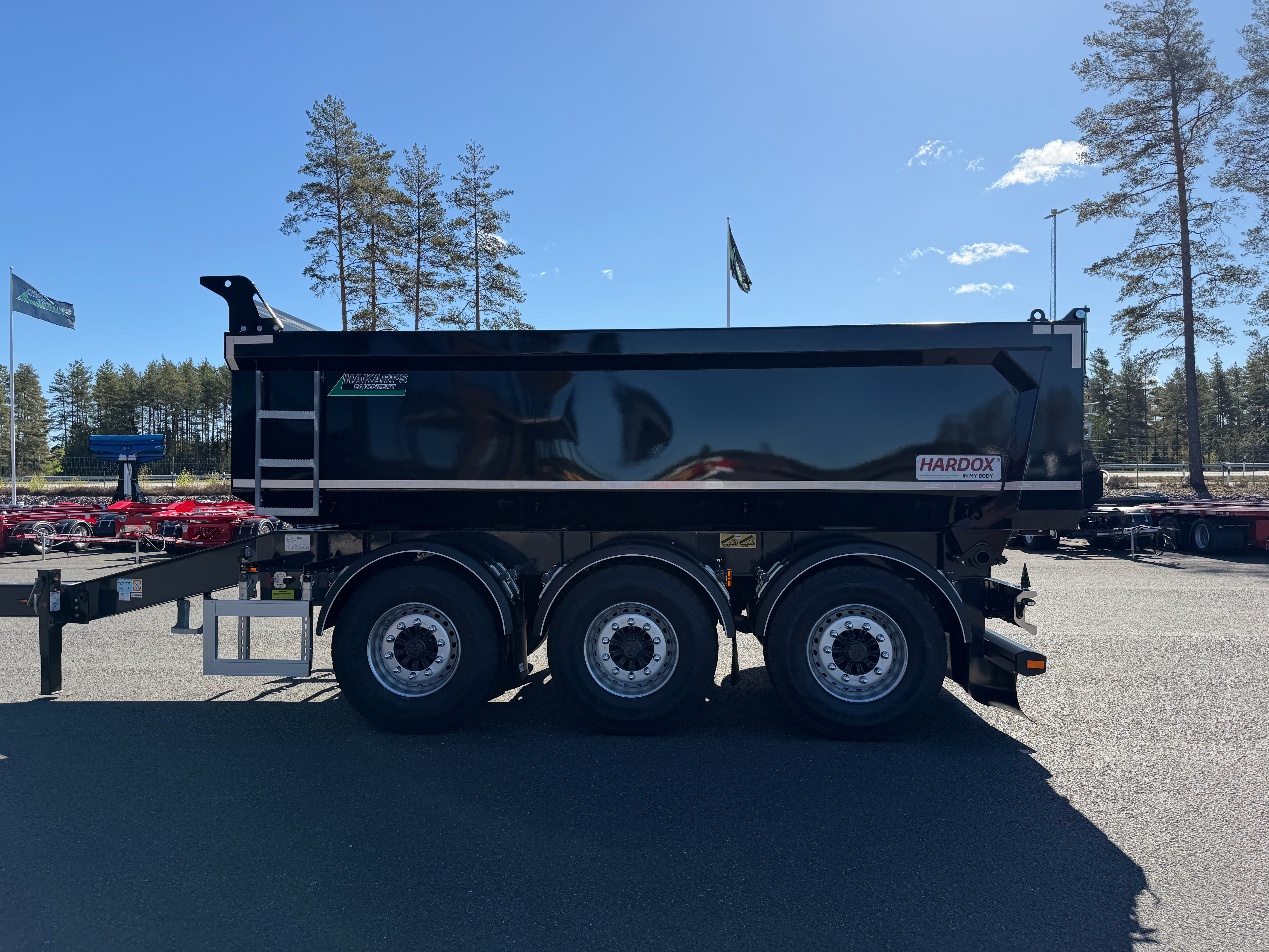 3 axlad 24 tons dumperkärra med kort dragstång
