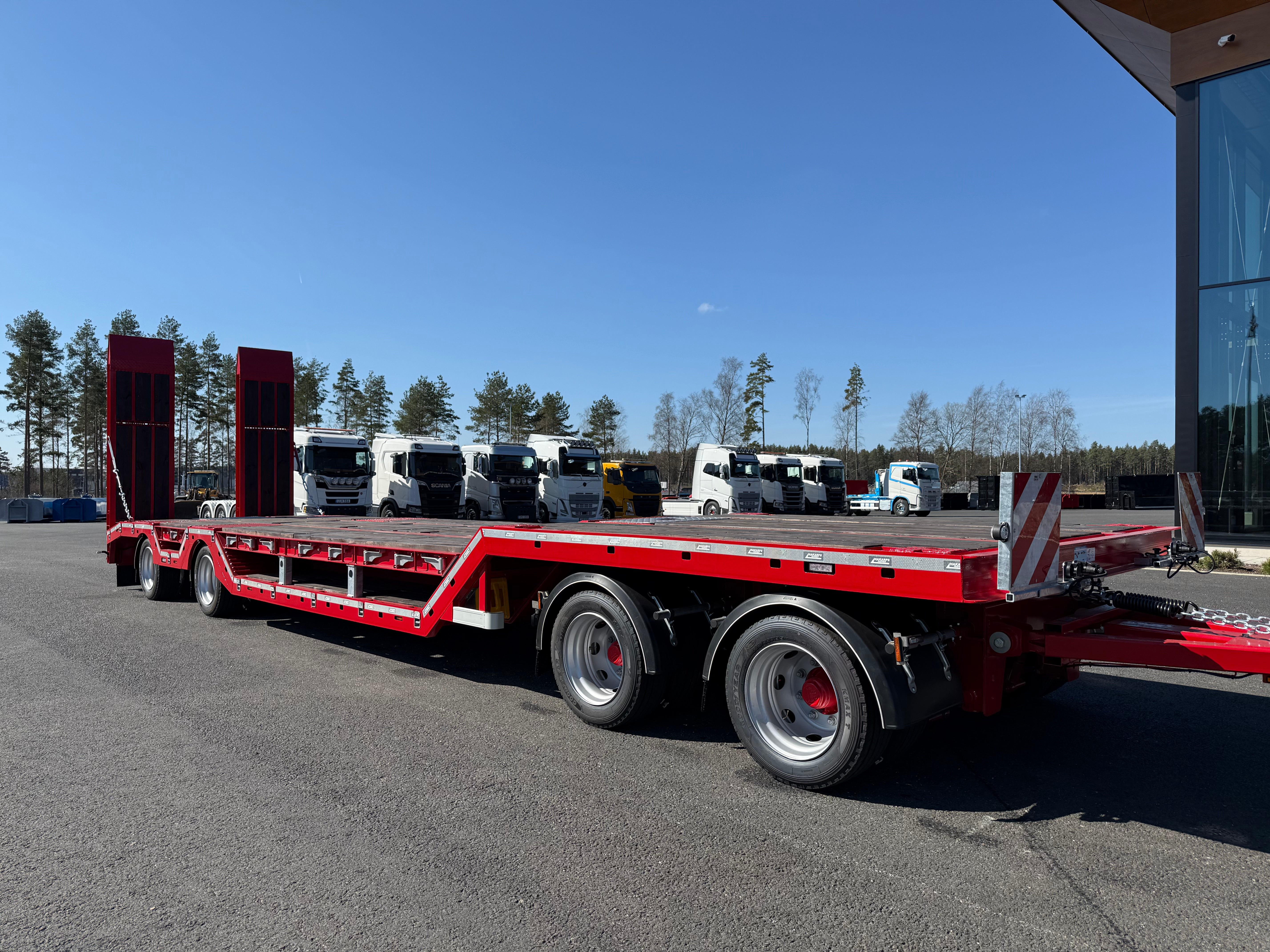 4 axlad 38 tons maskinvagn med hjulfickor och hydrauliska ramper