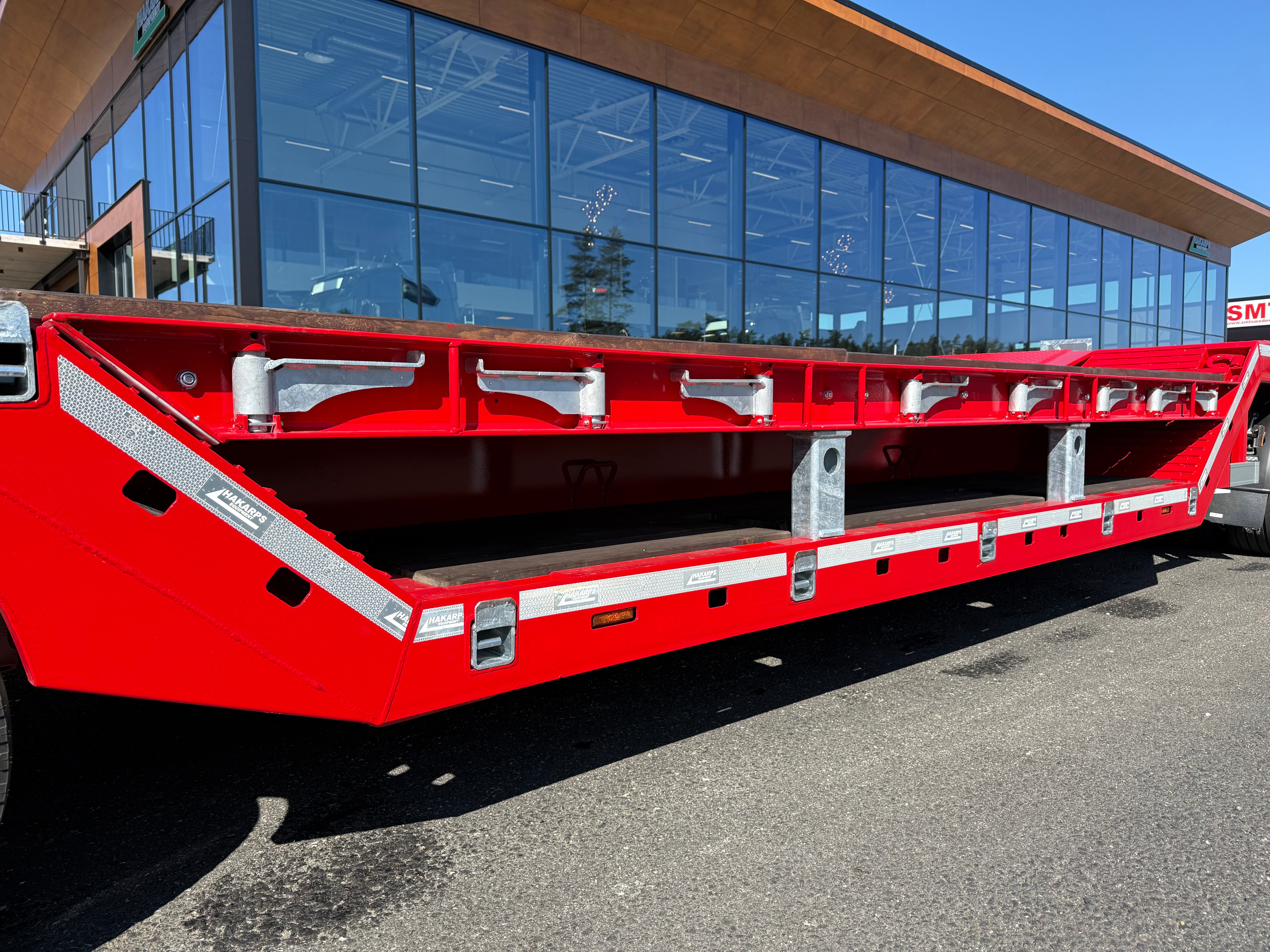 4 axlad 38 tons maskinvagn med hjulfickor och hydrauliska ramper