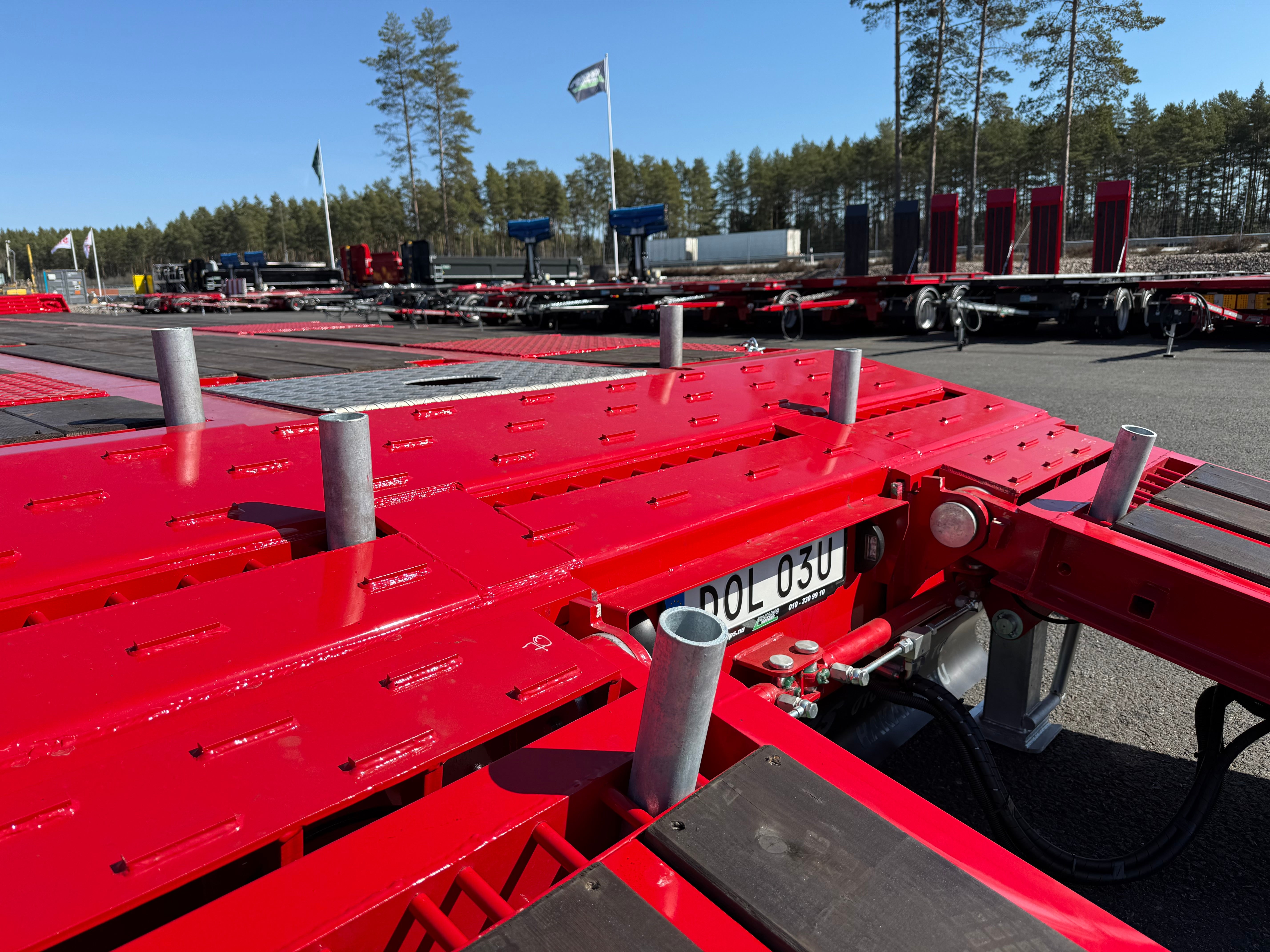 4 axlad 38 tons maskinvagn med hjulfickor och hydrauliska ramper