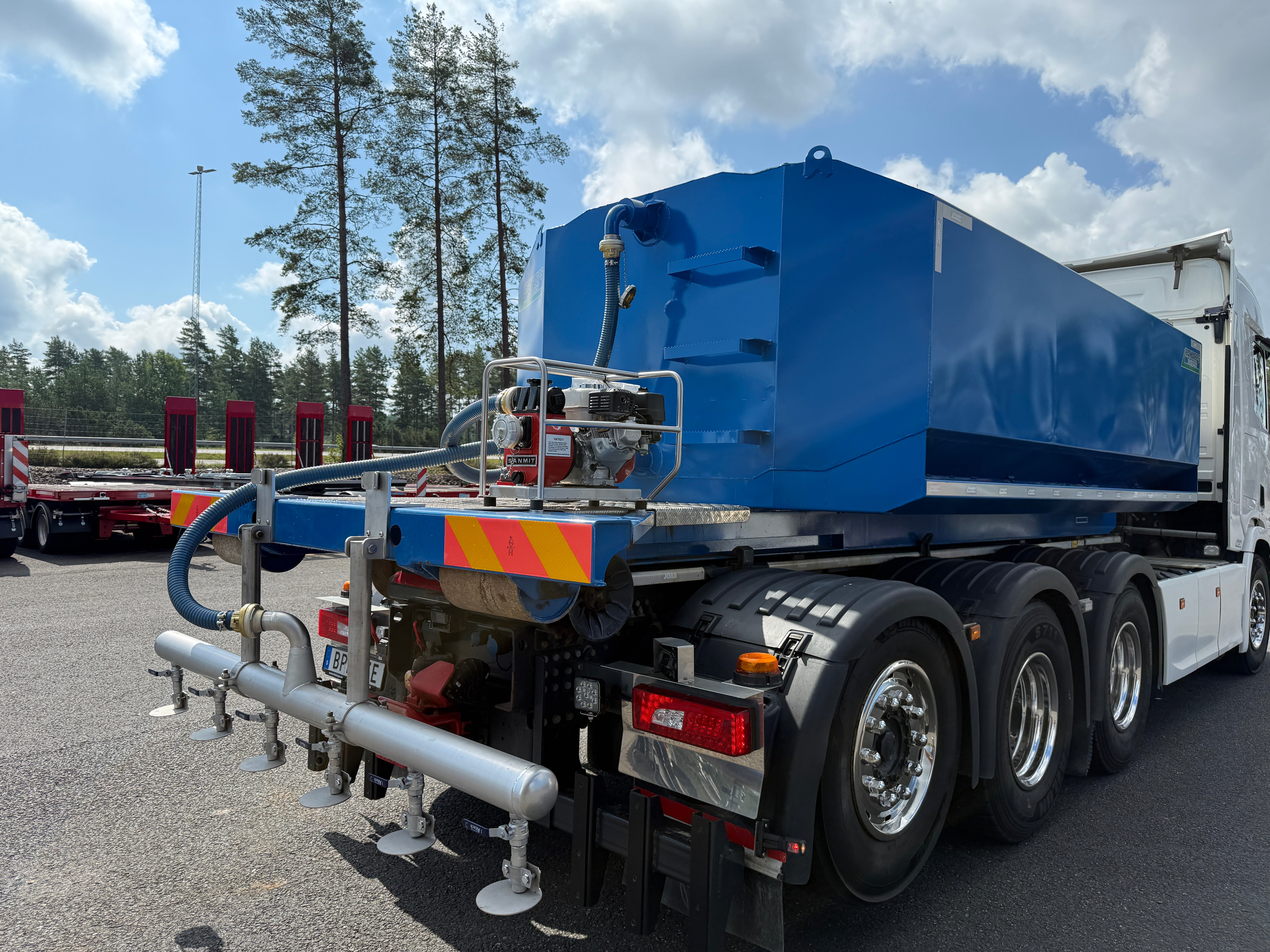 12,5m3 vattentank i stål på lastväxlarram med spridareramp, ventil och pump