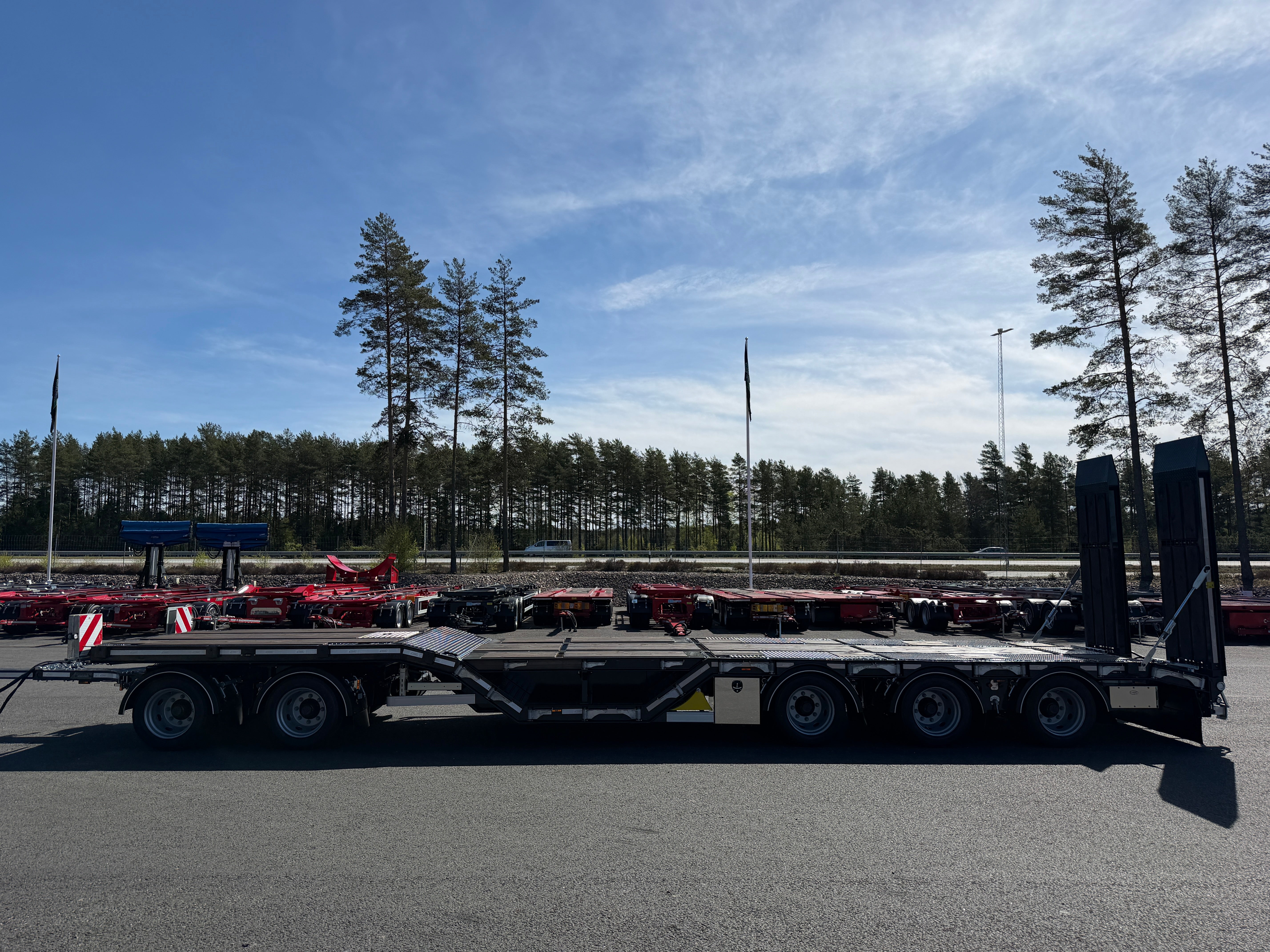 5 axlad 42 tons maskinvagn med hjulfickor och hydrauliska ramper