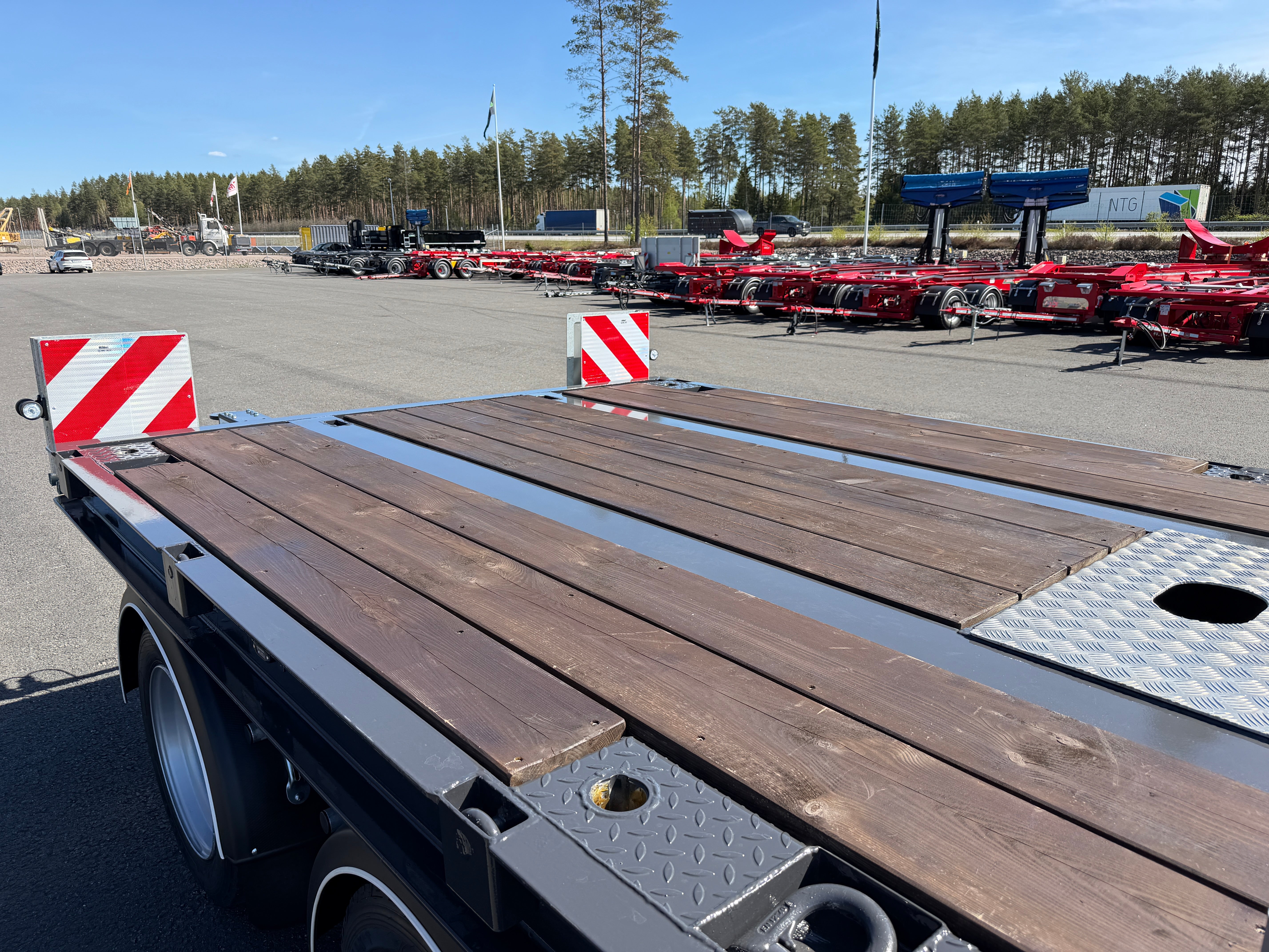 5 axlad 42 tons maskinvagn med hjulfickor och hydrauliska ramper