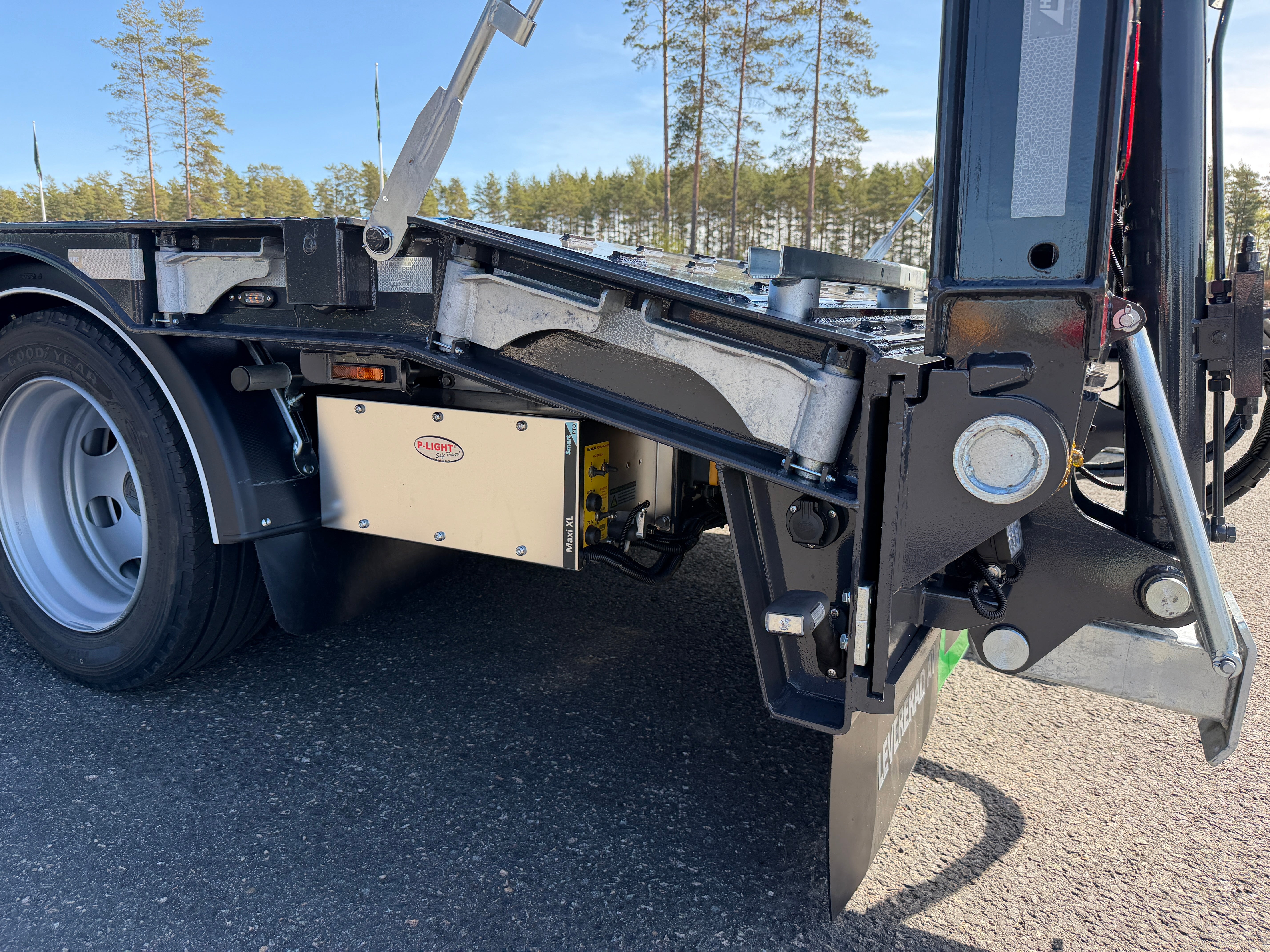 5 axlad 42 tons maskinvagn med hjulfickor och hydrauliska ramper