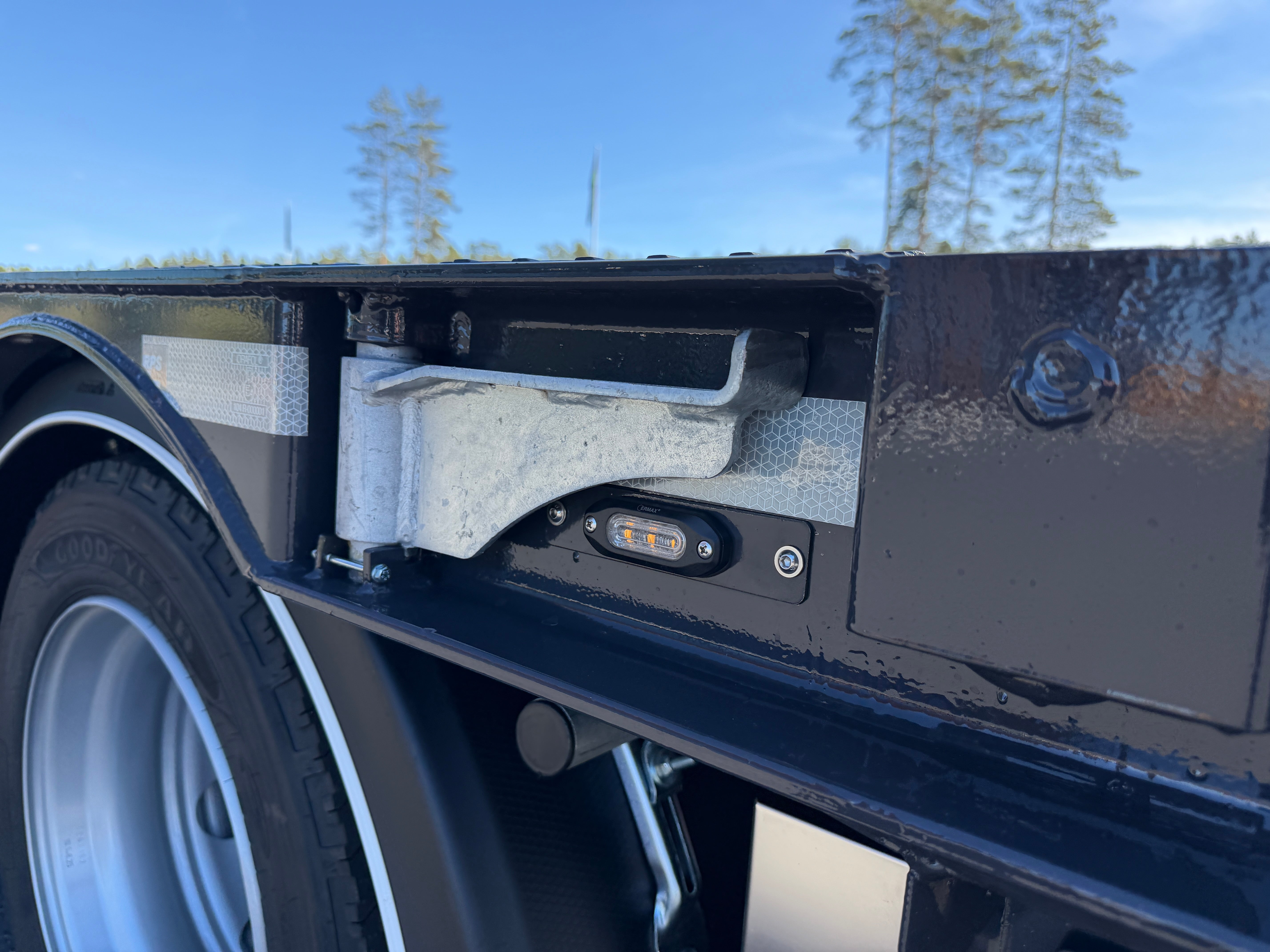 5 axlad 42 tons maskinvagn med hjulfickor och hydrauliska ramper