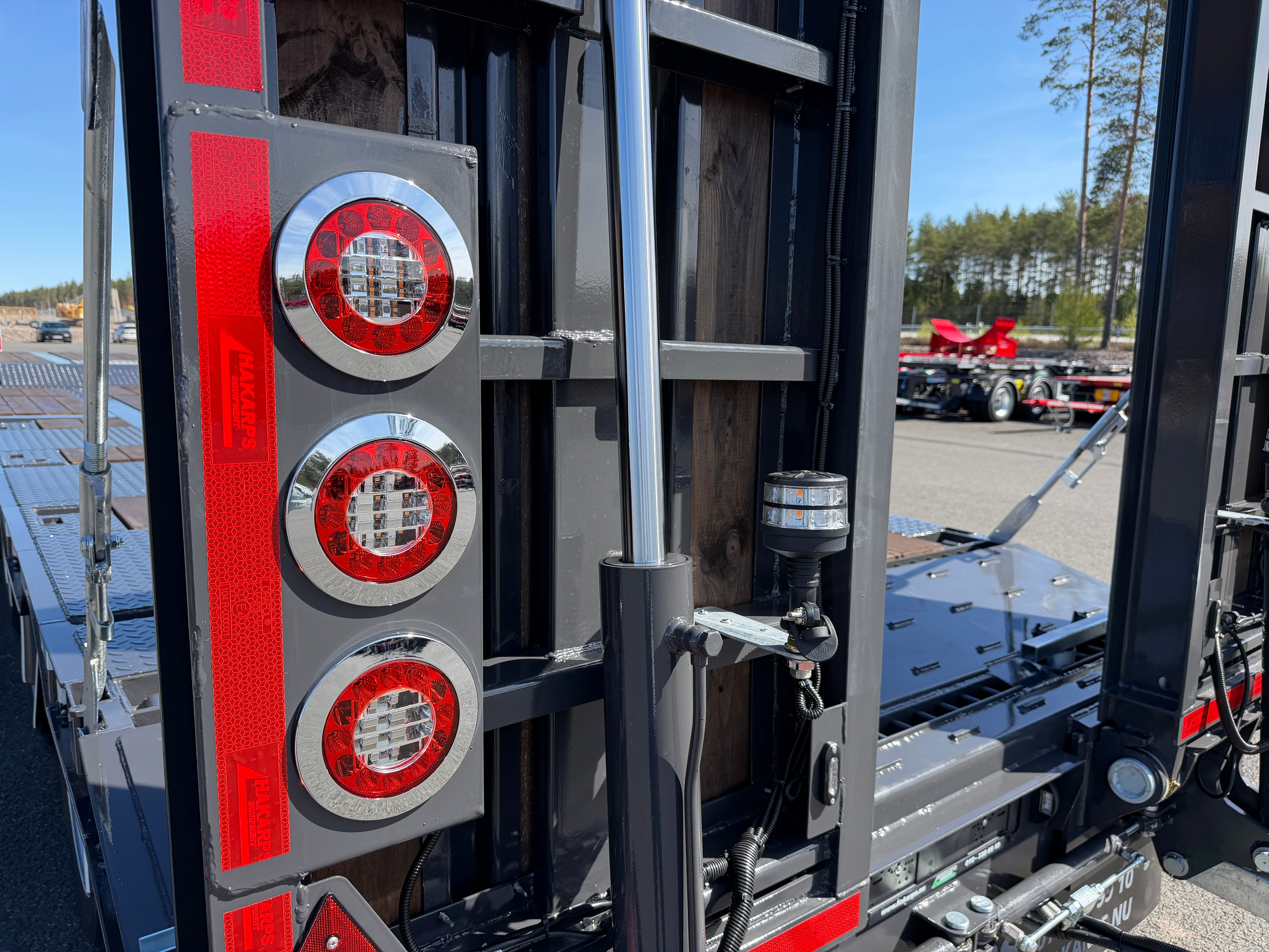 5 axlad 42 tons maskinvagn med hjulfickor och hydrauliska ramper