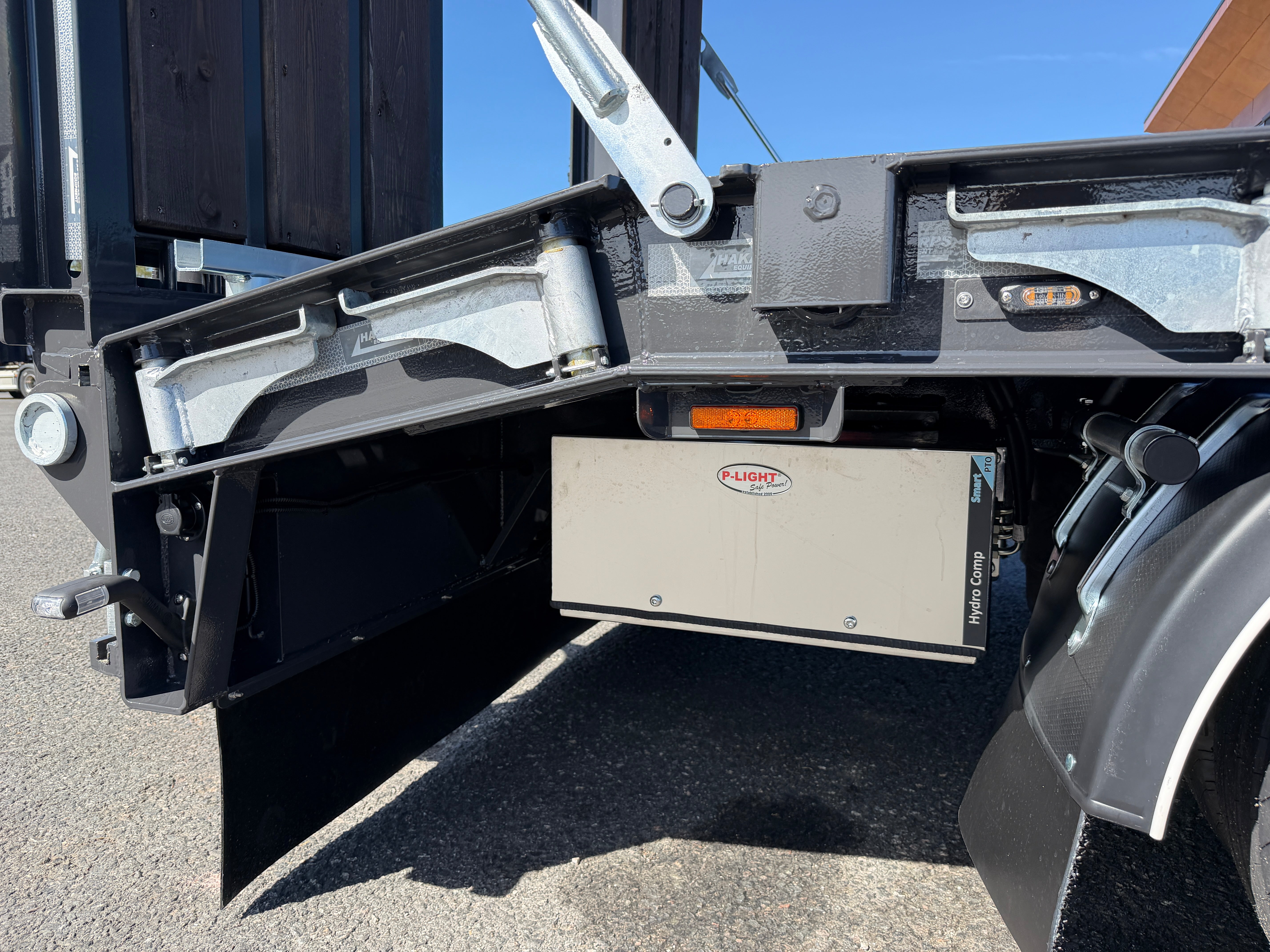 5 axlad 42 tons maskinvagn med hjulfickor och hydrauliska ramper