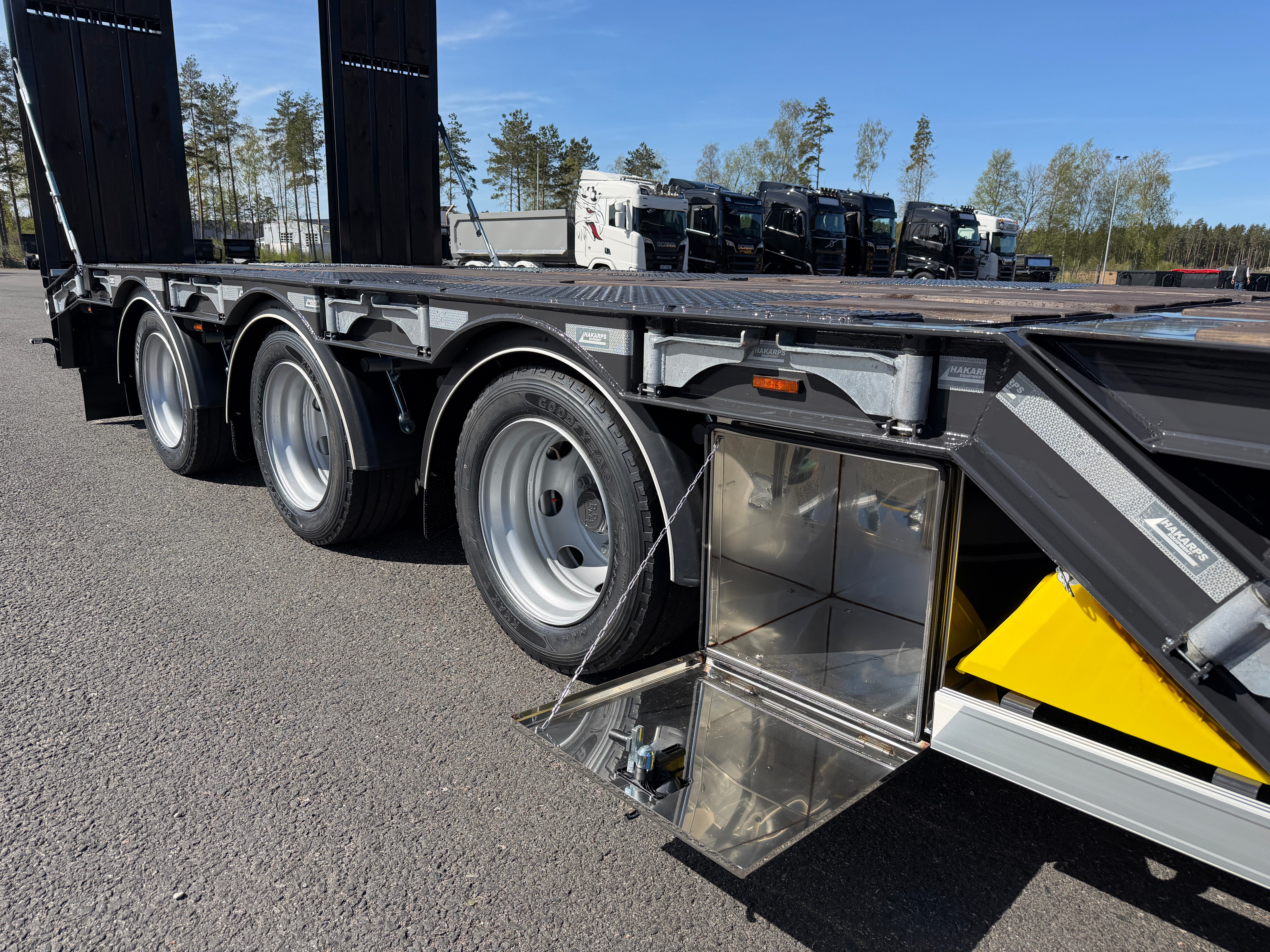 5 axlad 42 tons maskinvagn med hjulfickor och hydrauliska ramper