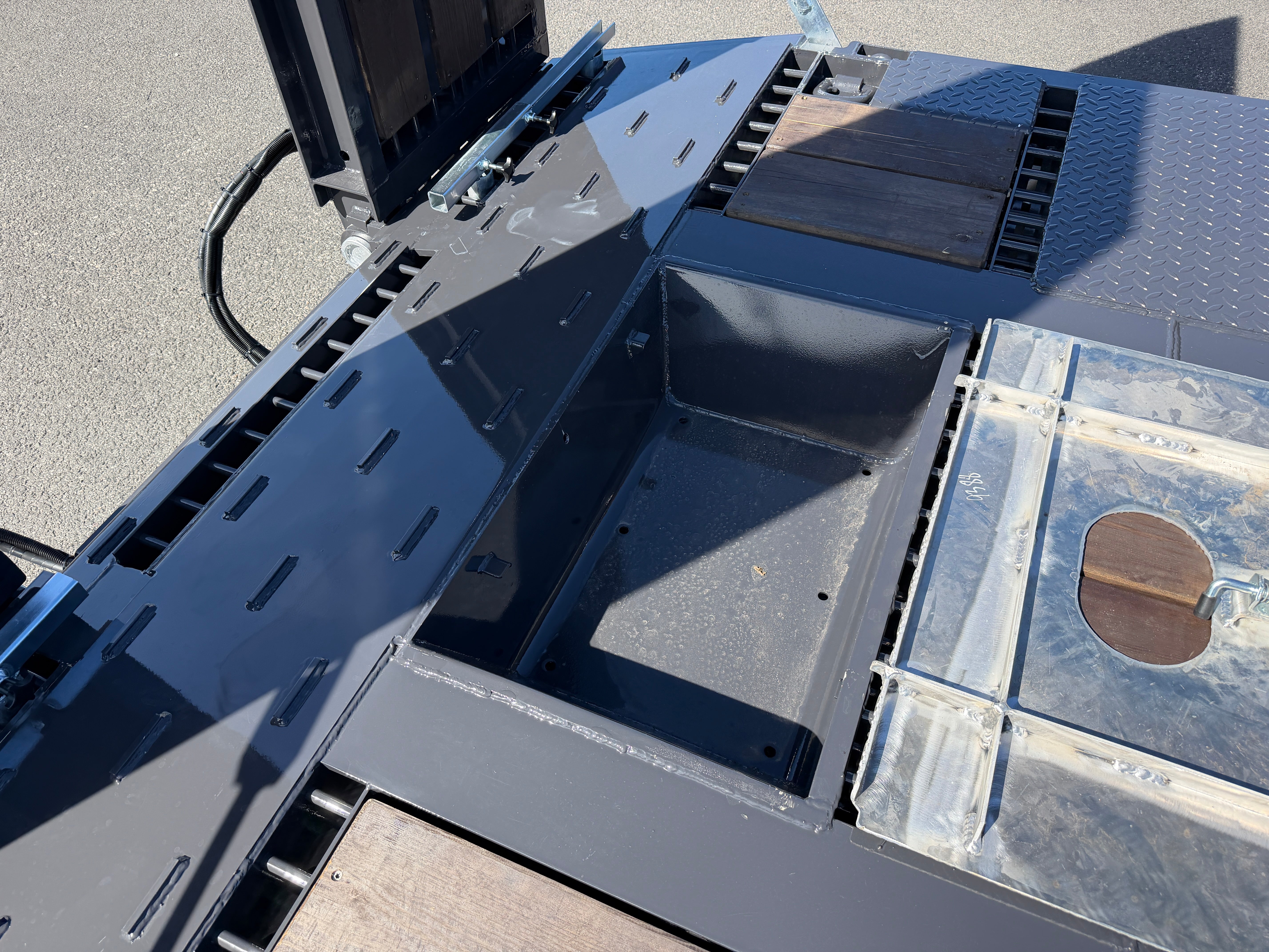 5 axlad 42 tons maskinvagn med hjulfickor och hydrauliska ramper