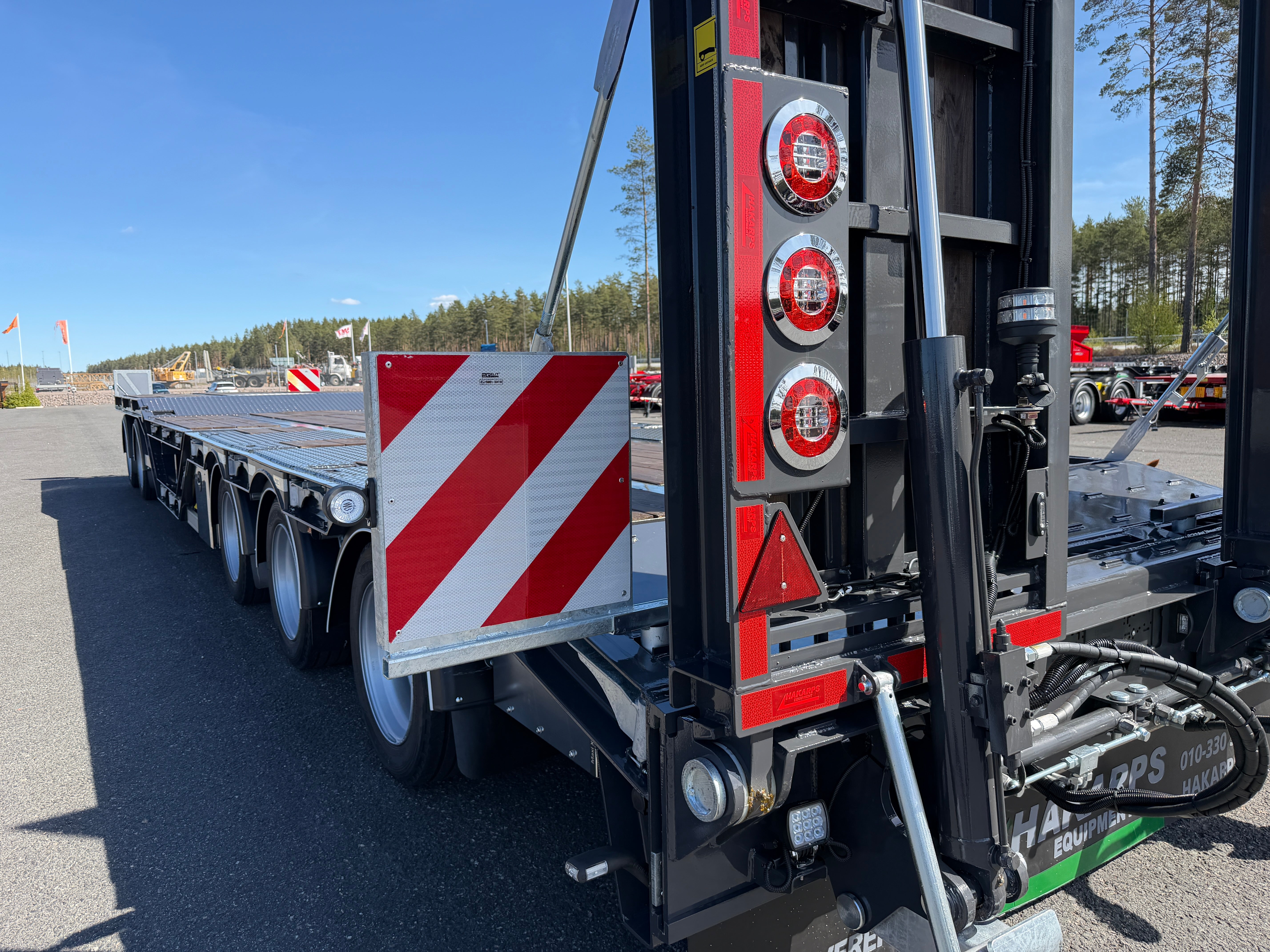 5 axlad 42 tons maskinvagn med hjulfickor och hydrauliska ramper