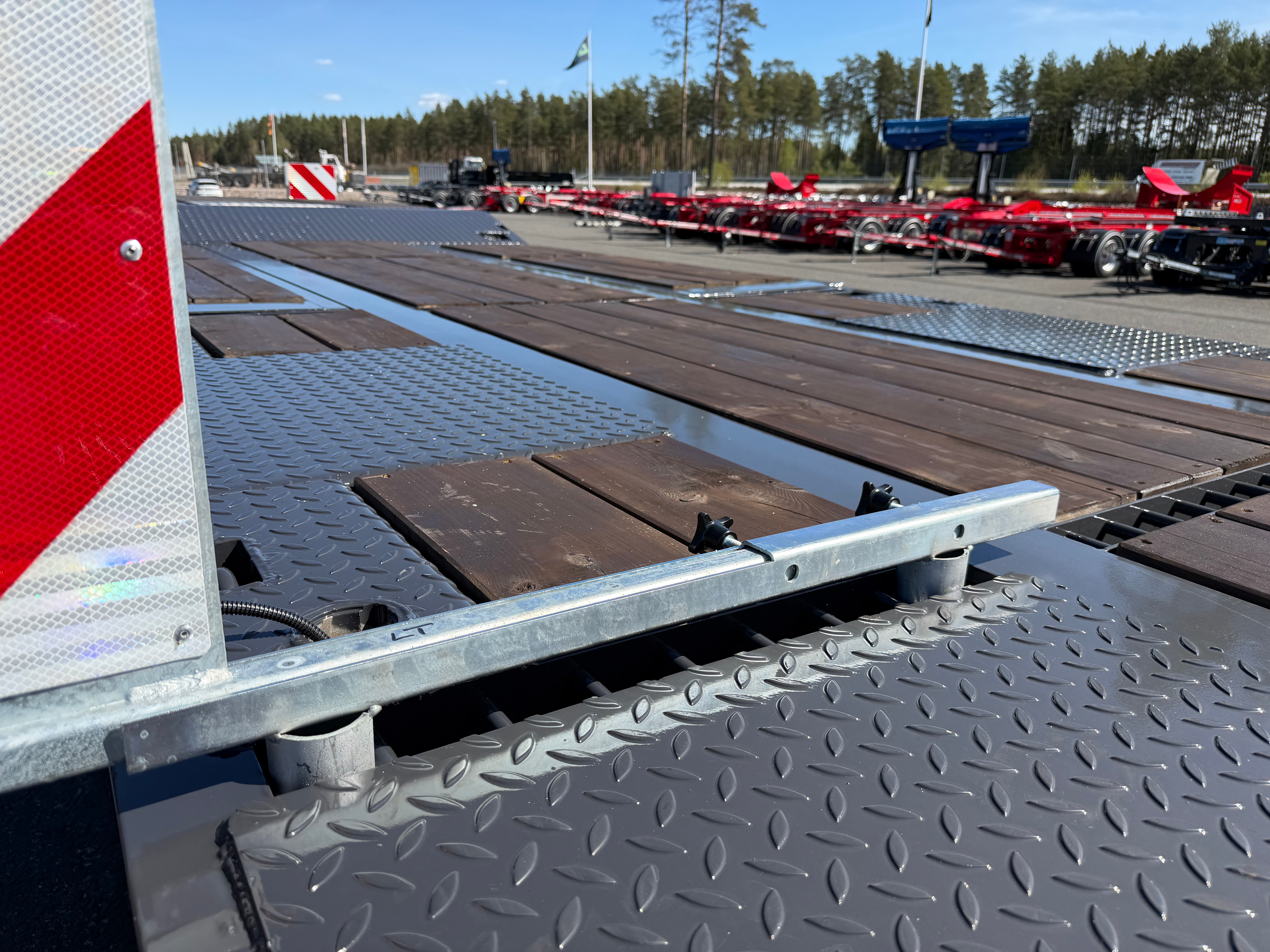 5 axlad 42 tons maskinvagn med hjulfickor och hydrauliska ramper