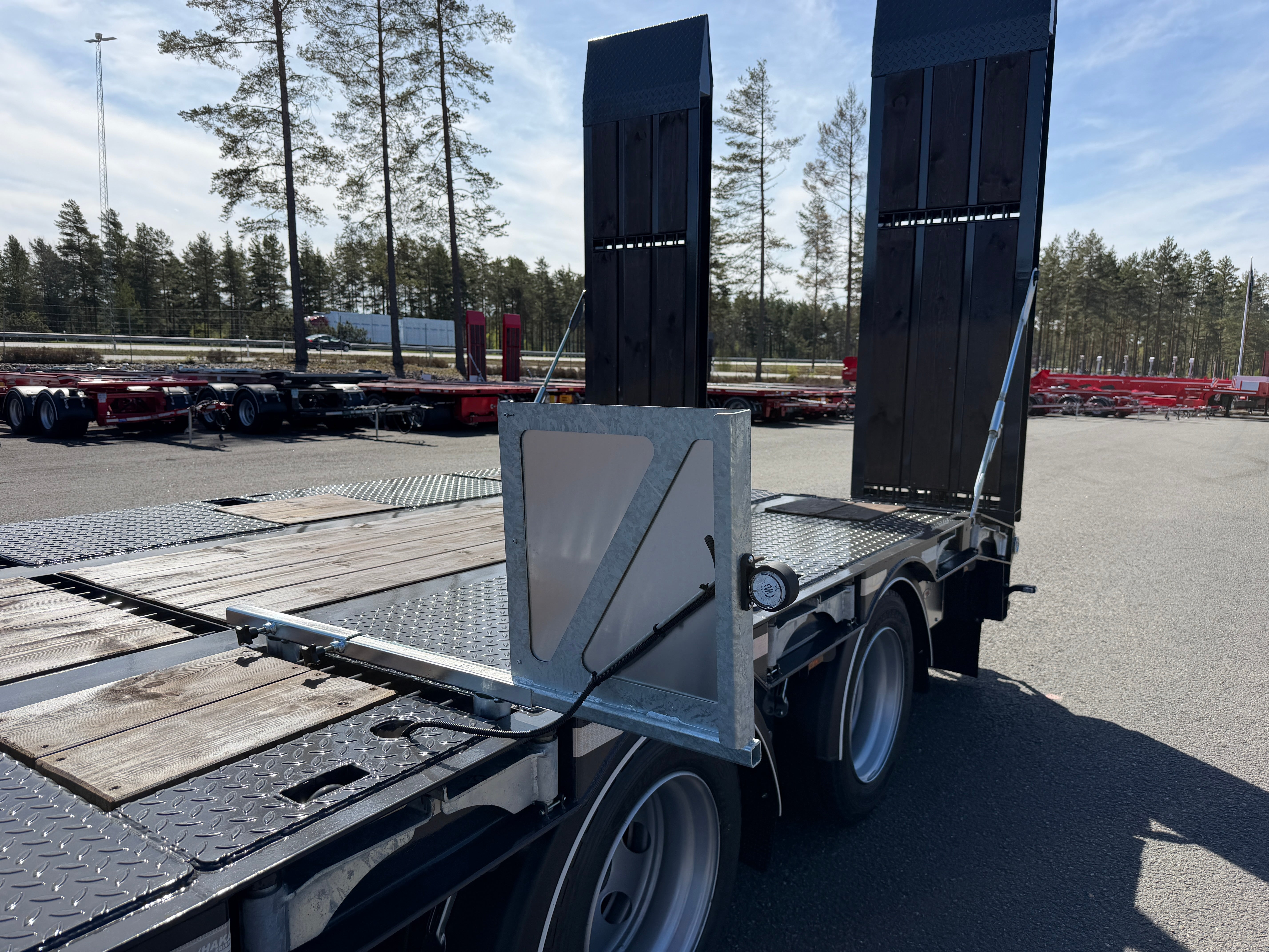 5 axlad 42 tons maskinvagn med hjulfickor och hydrauliska ramper
