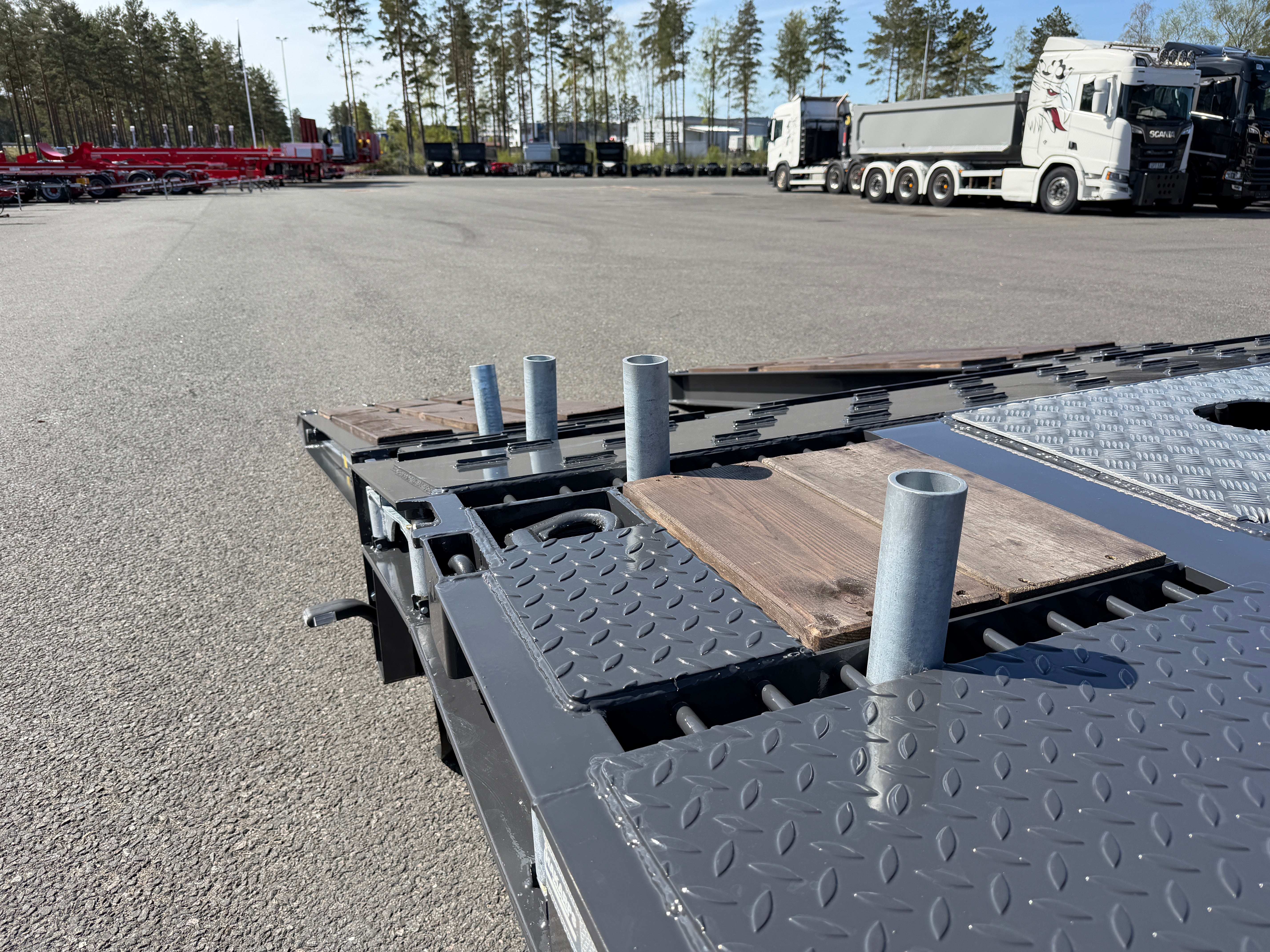 5 axlad 42 tons maskinvagn med hjulfickor och hydrauliska ramper
