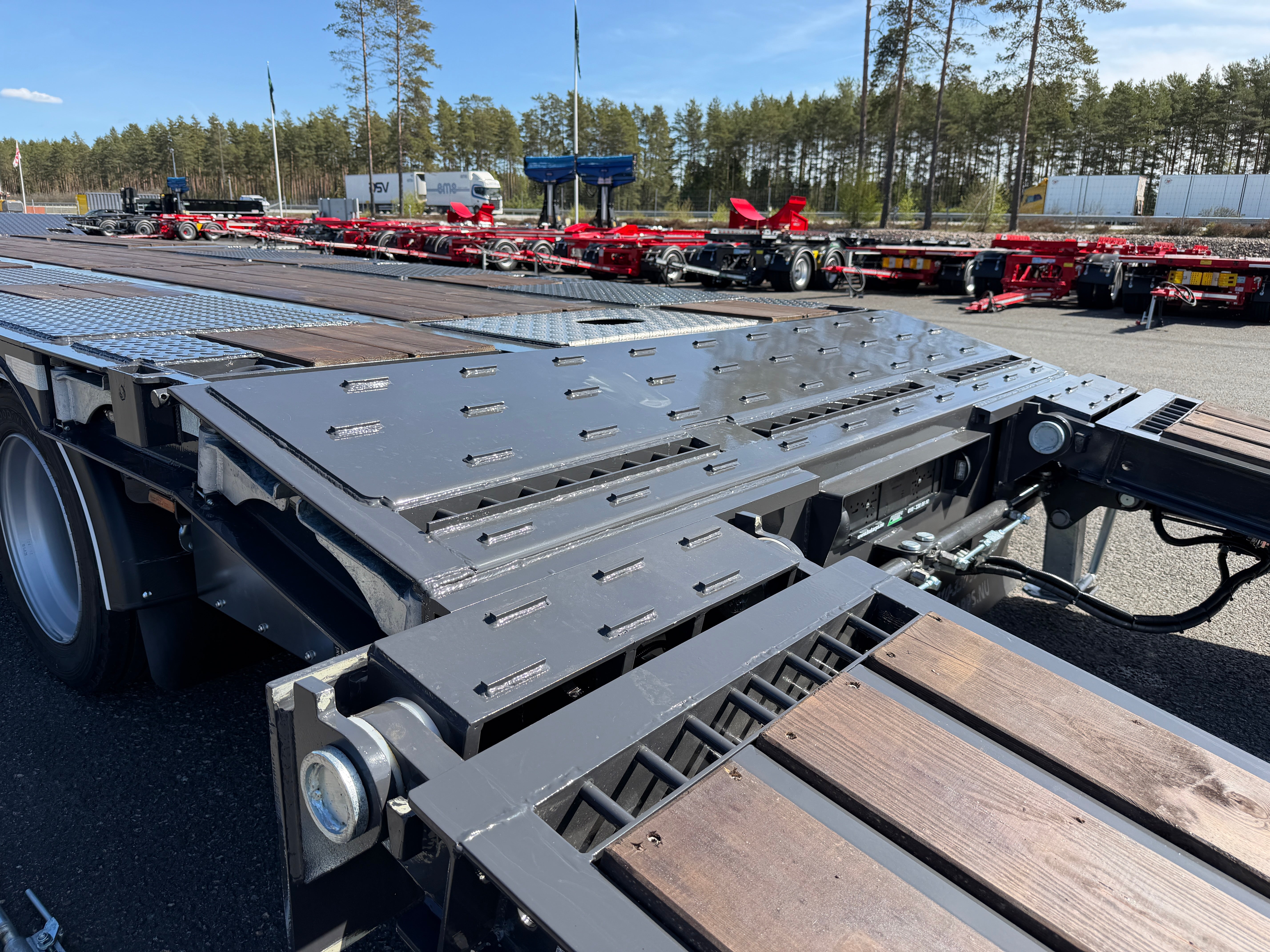 5 axlad 42 tons maskinvagn med hjulfickor och hydrauliska ramper