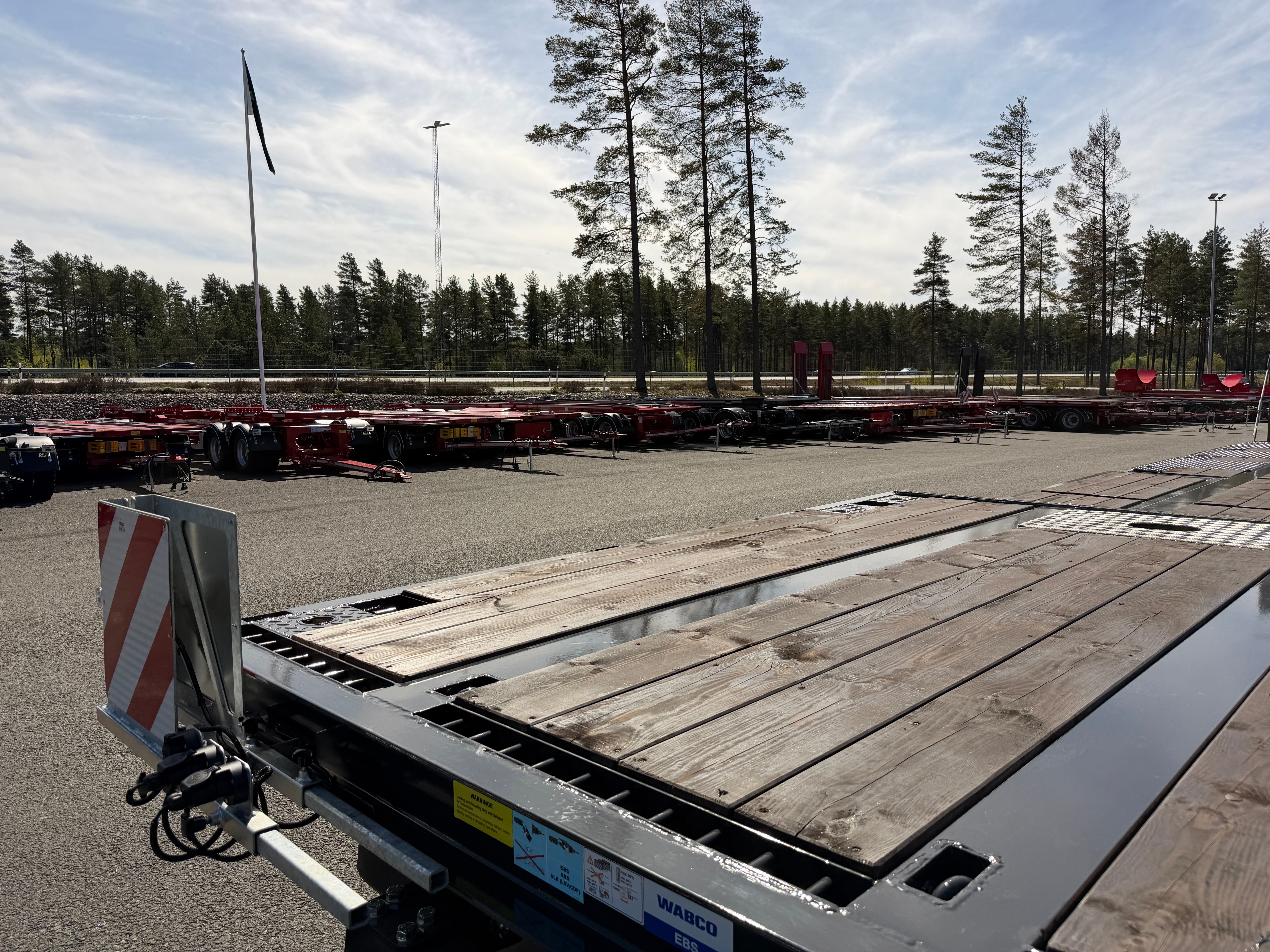 5 axlad 42 tons maskinvagn med hjulfickor och hydrauliska ramper