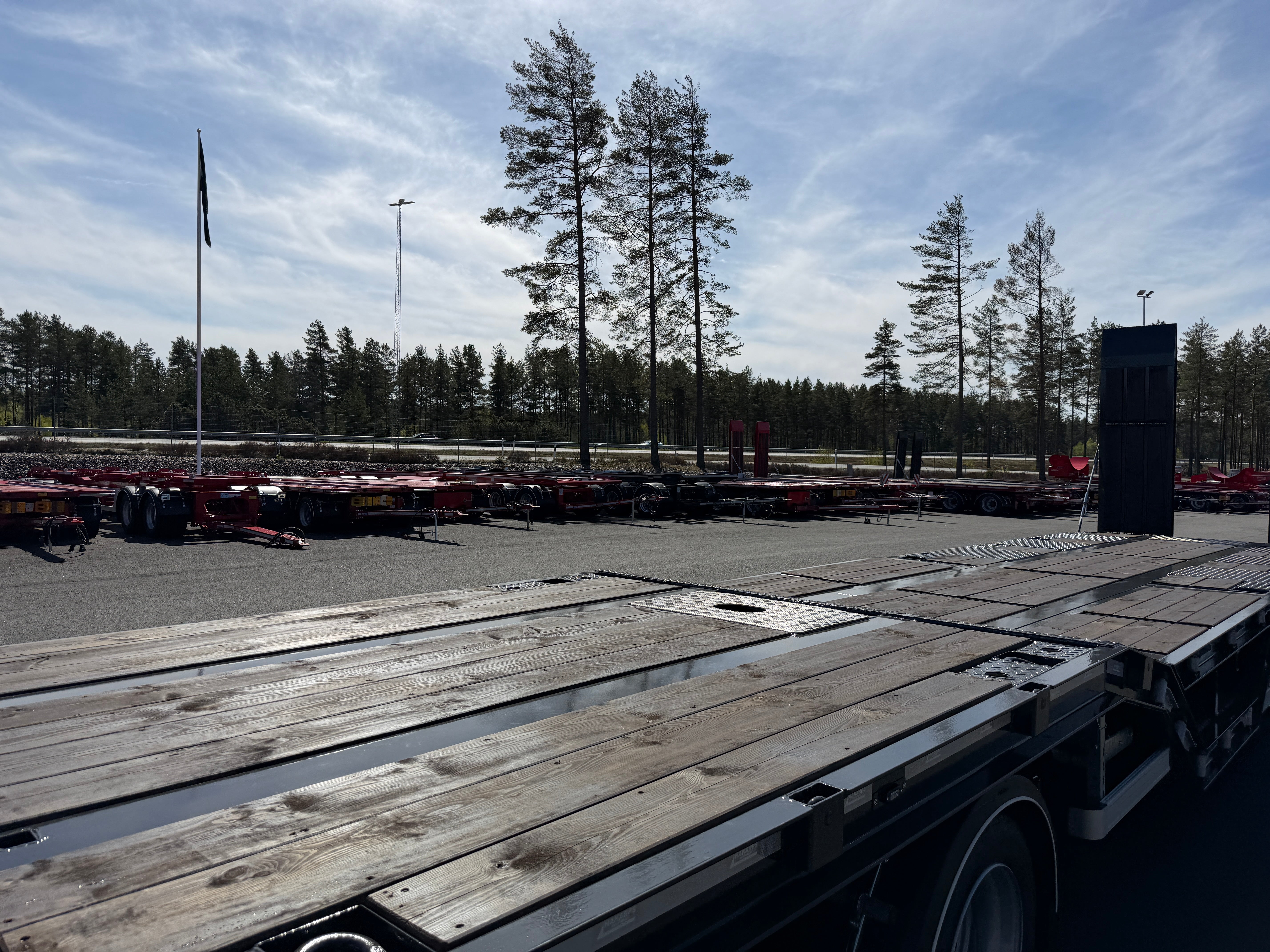 5 axlad 42 tons maskinvagn med hjulfickor och hydrauliska ramper