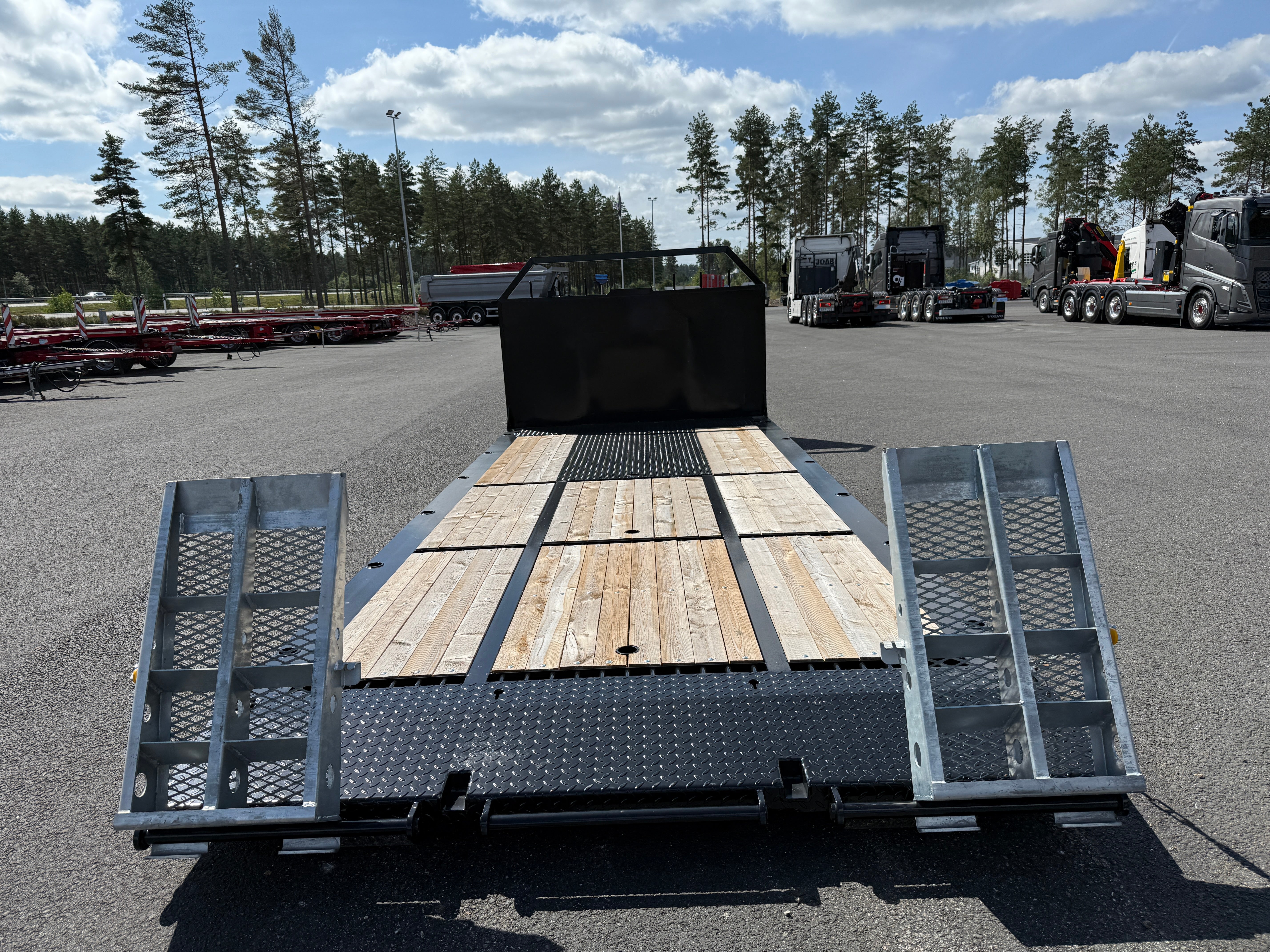 Maskinflak med stegar i flaket och lös ramper