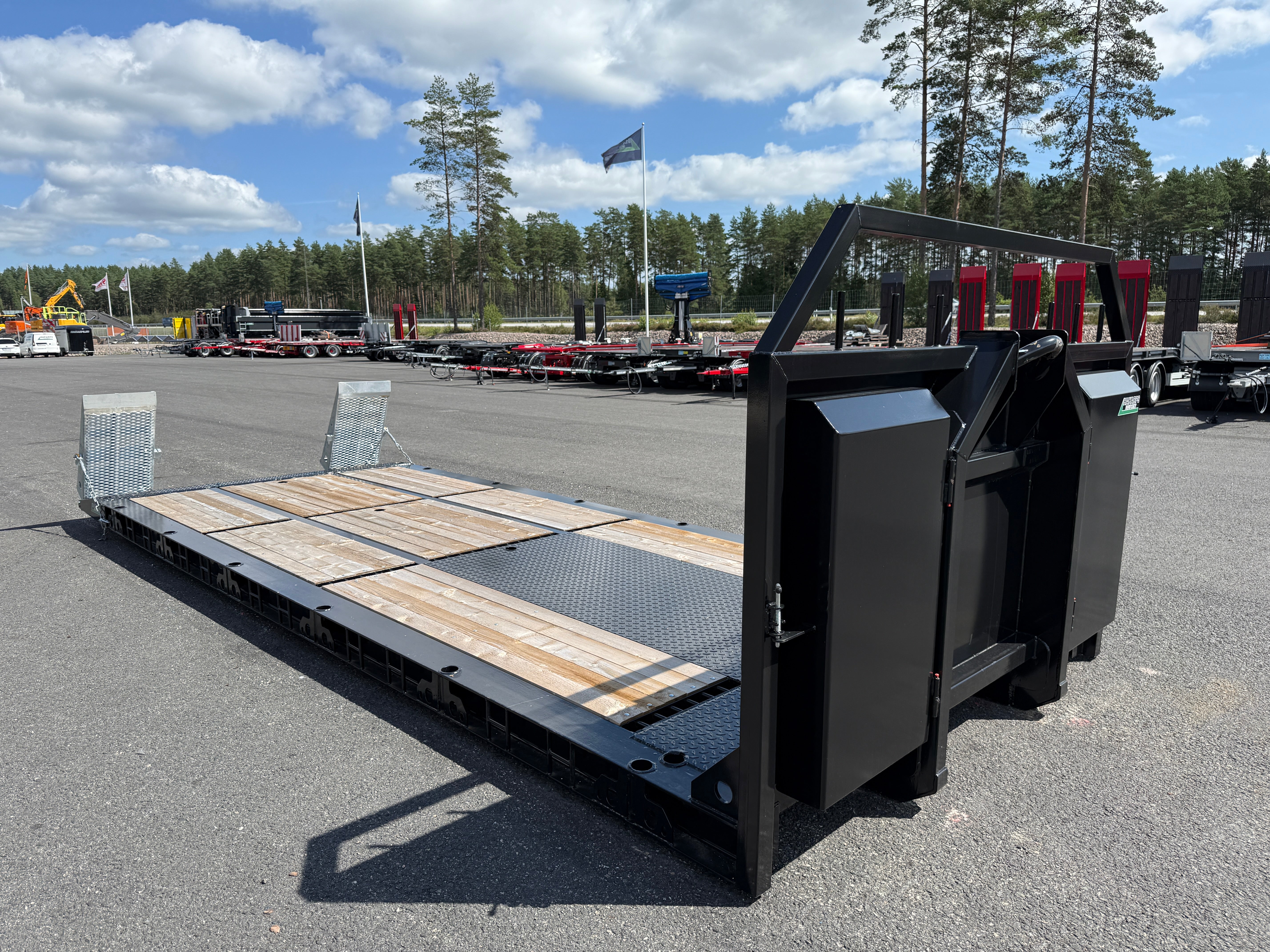 Maskinflak med stegar i flaket och lös ramper