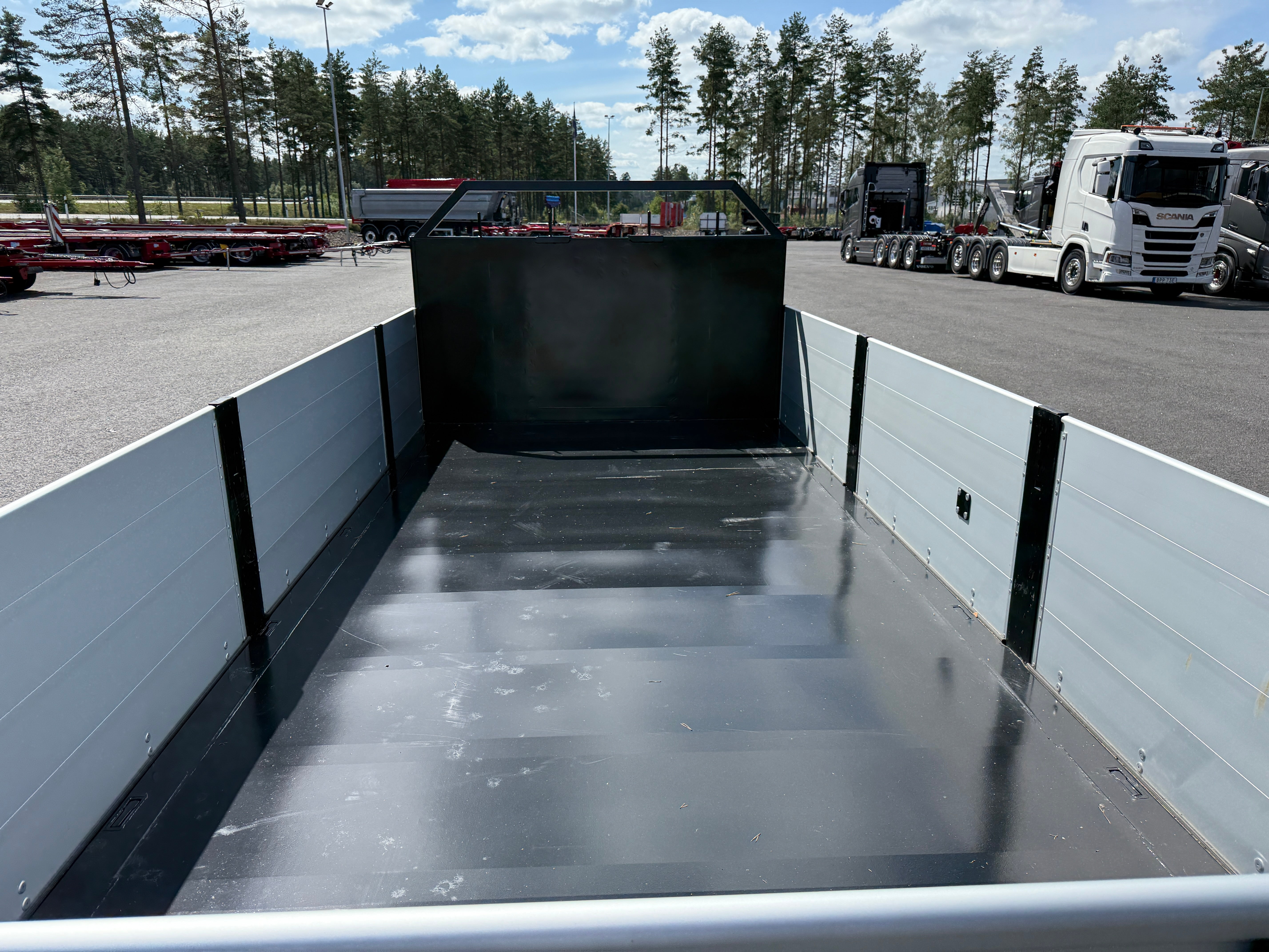 Lastväxlarflak med aluminiumlämmar grusförstärkt 5.600mm