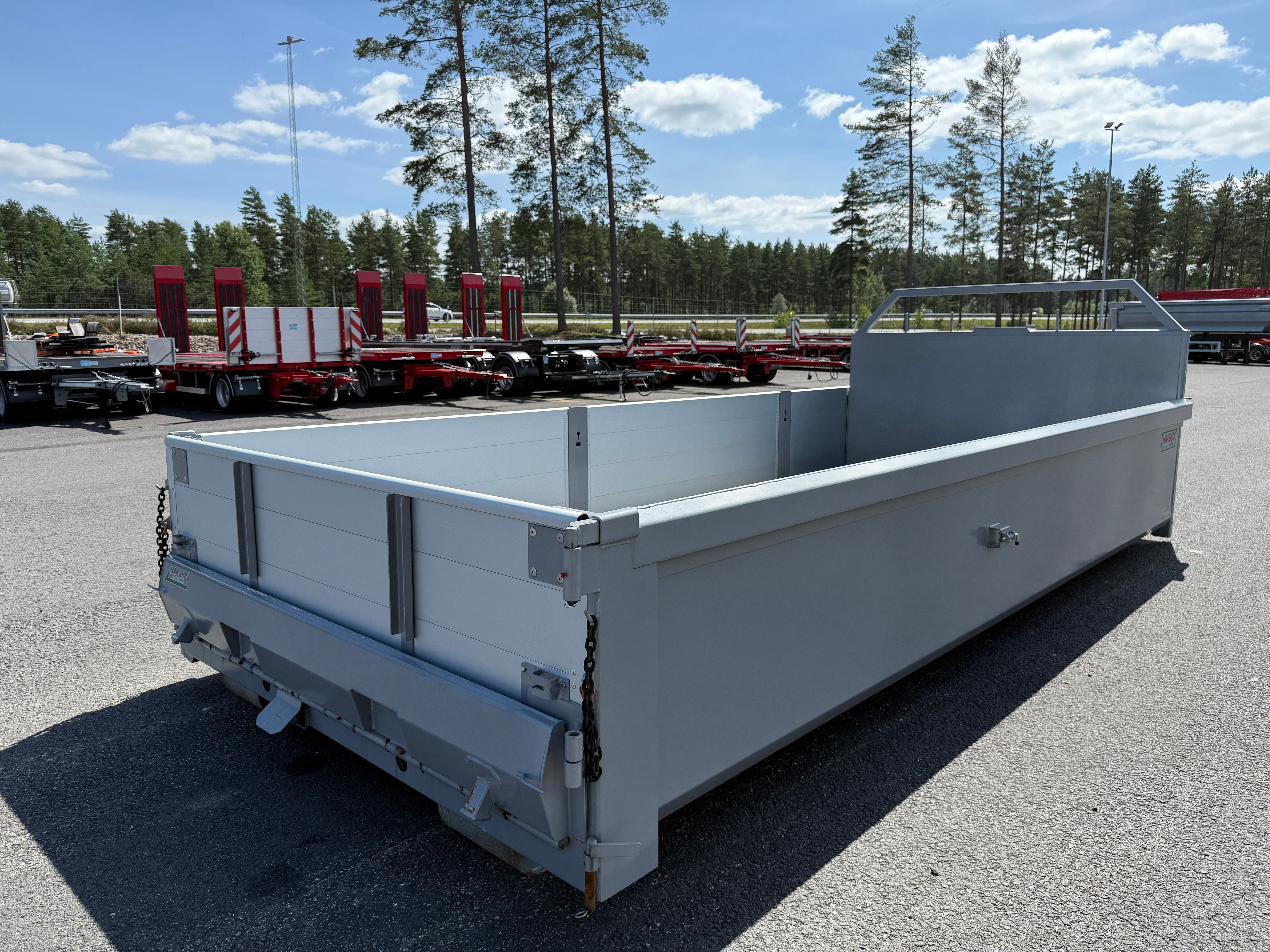 Schaktflak med öppningsbar vänster sida
