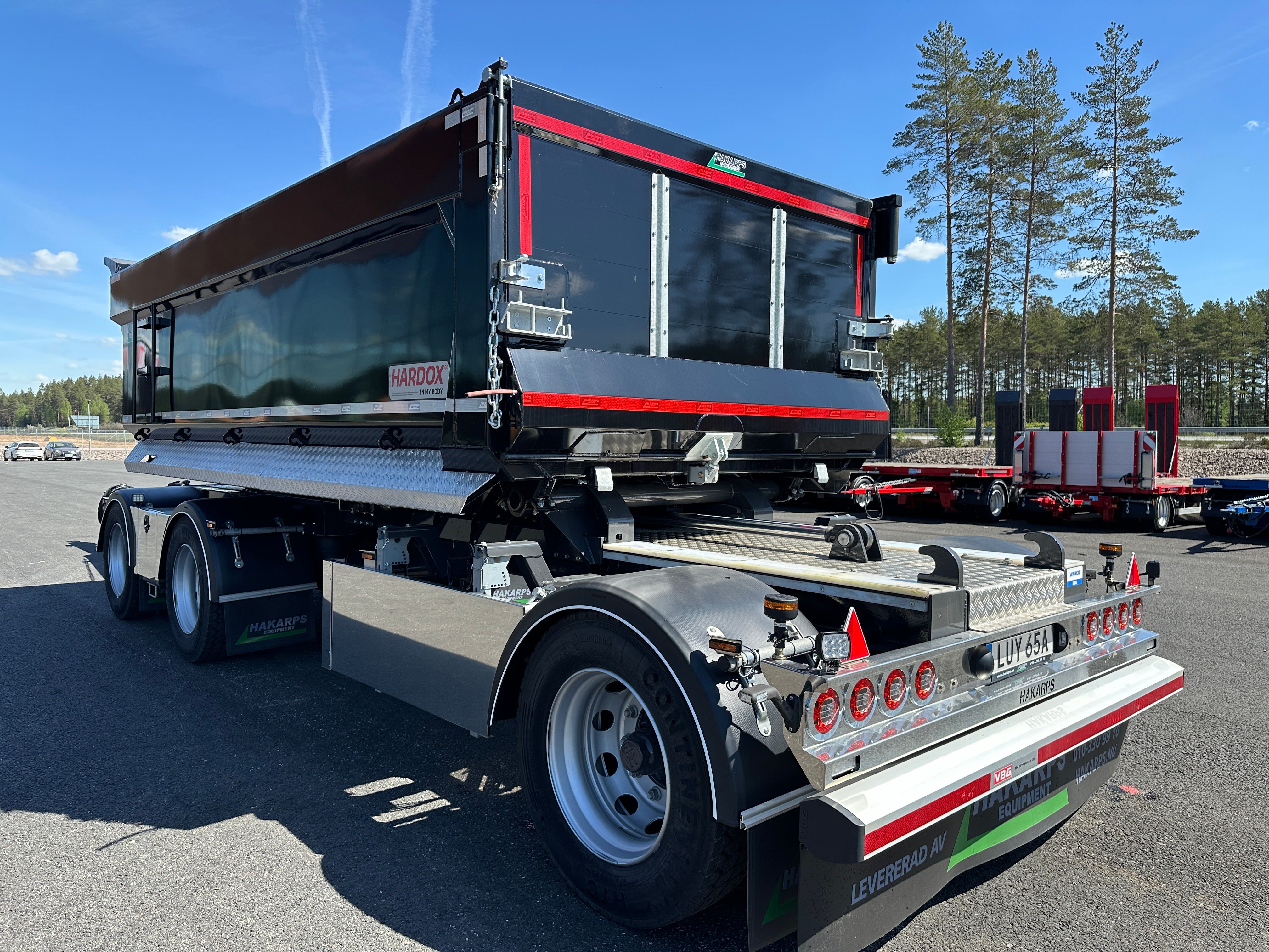 3 axlad 30 tons dumperkärra med låsbar vändkrans och skjutbar axel