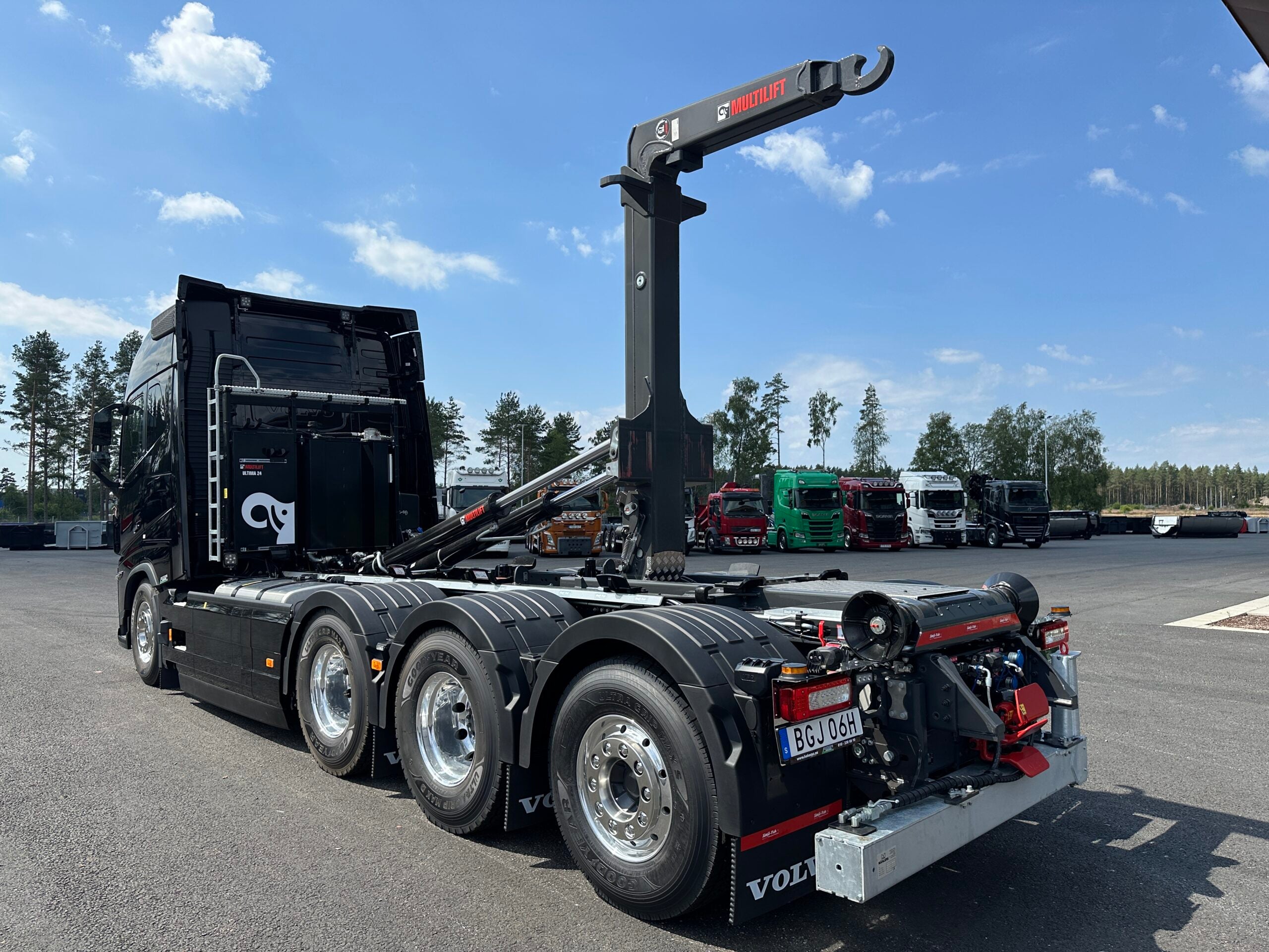 Volvo FH16 550 Tridem lastväxlare fullt plogutrustad med vridbart underbett
