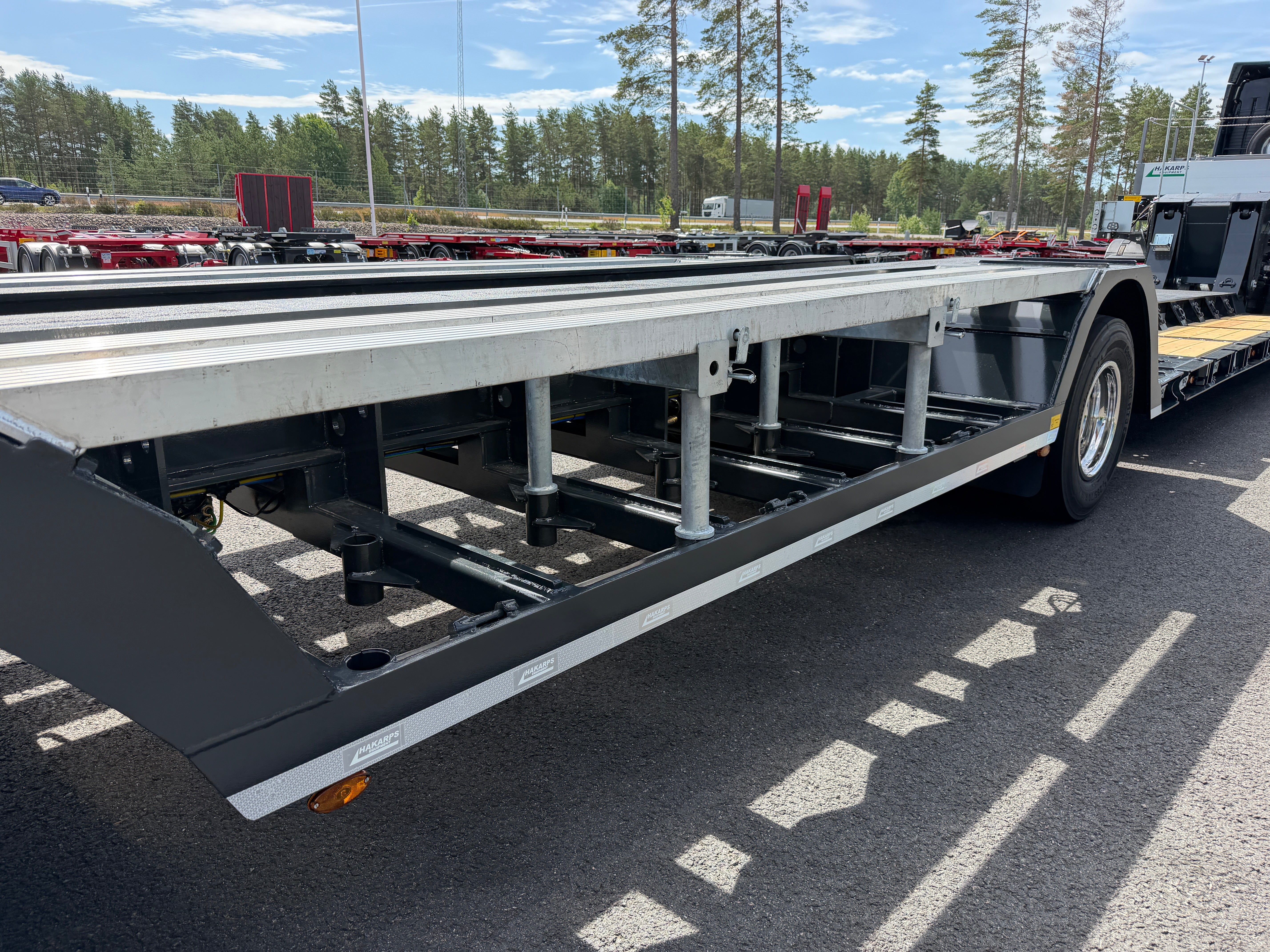 3 axlad ROJO maskintrailer avbröstningsbar svanhals fullstyrd