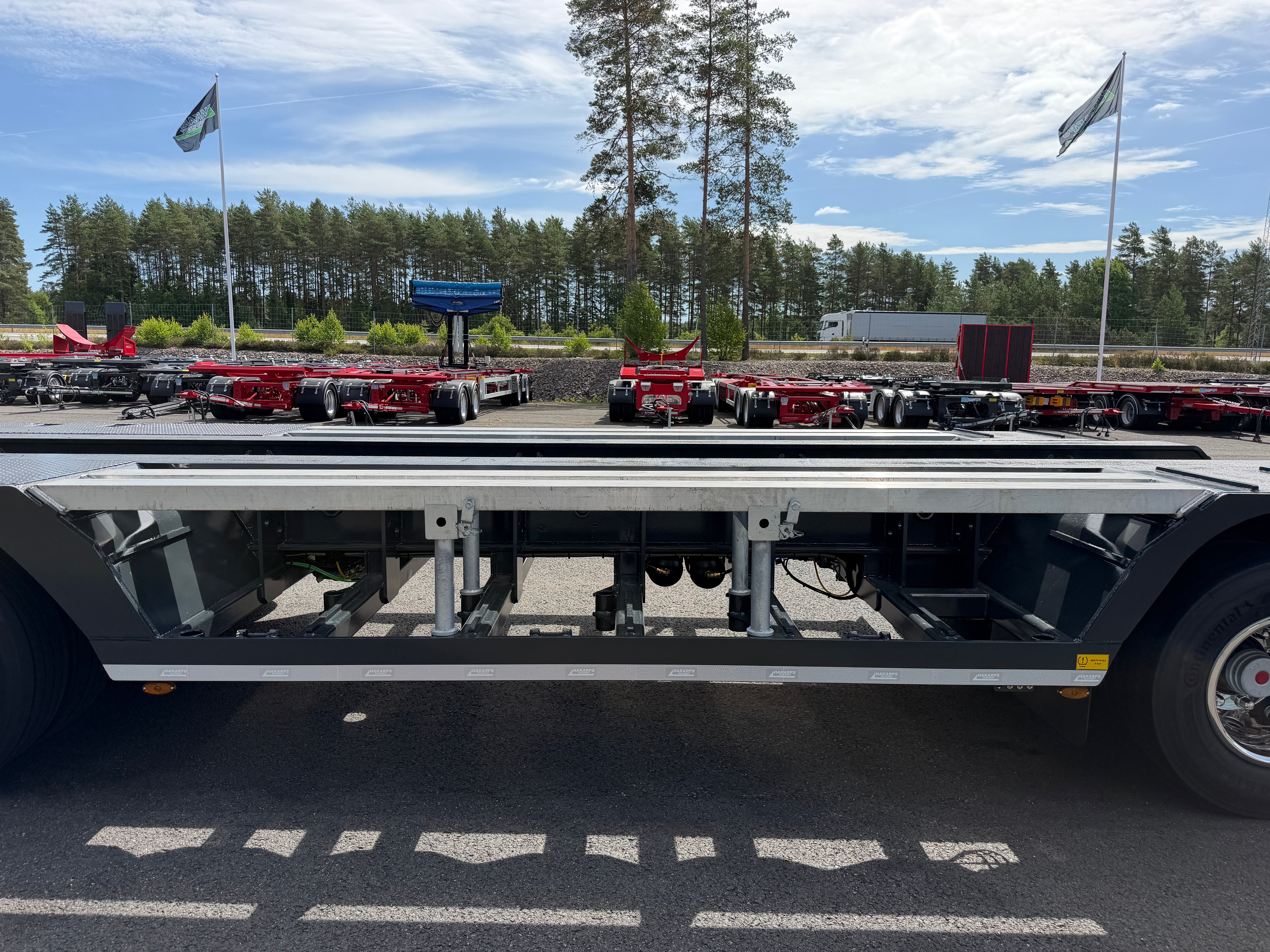 3 axlad ROJO maskintrailer avbröstningsbar svanhals fullstyrd