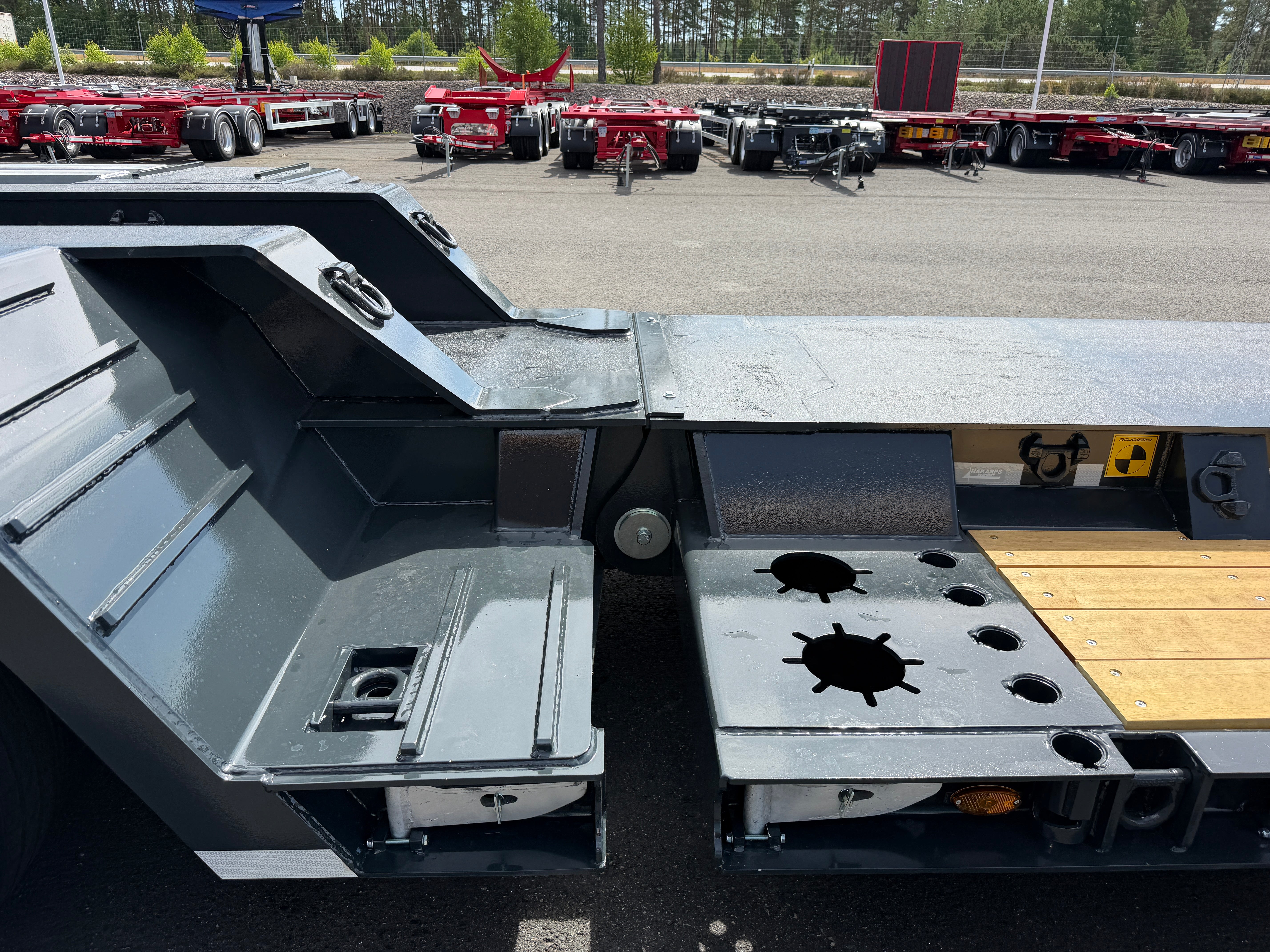 3 axlad ROJO maskintrailer avbröstningsbar svanhals fullstyrd