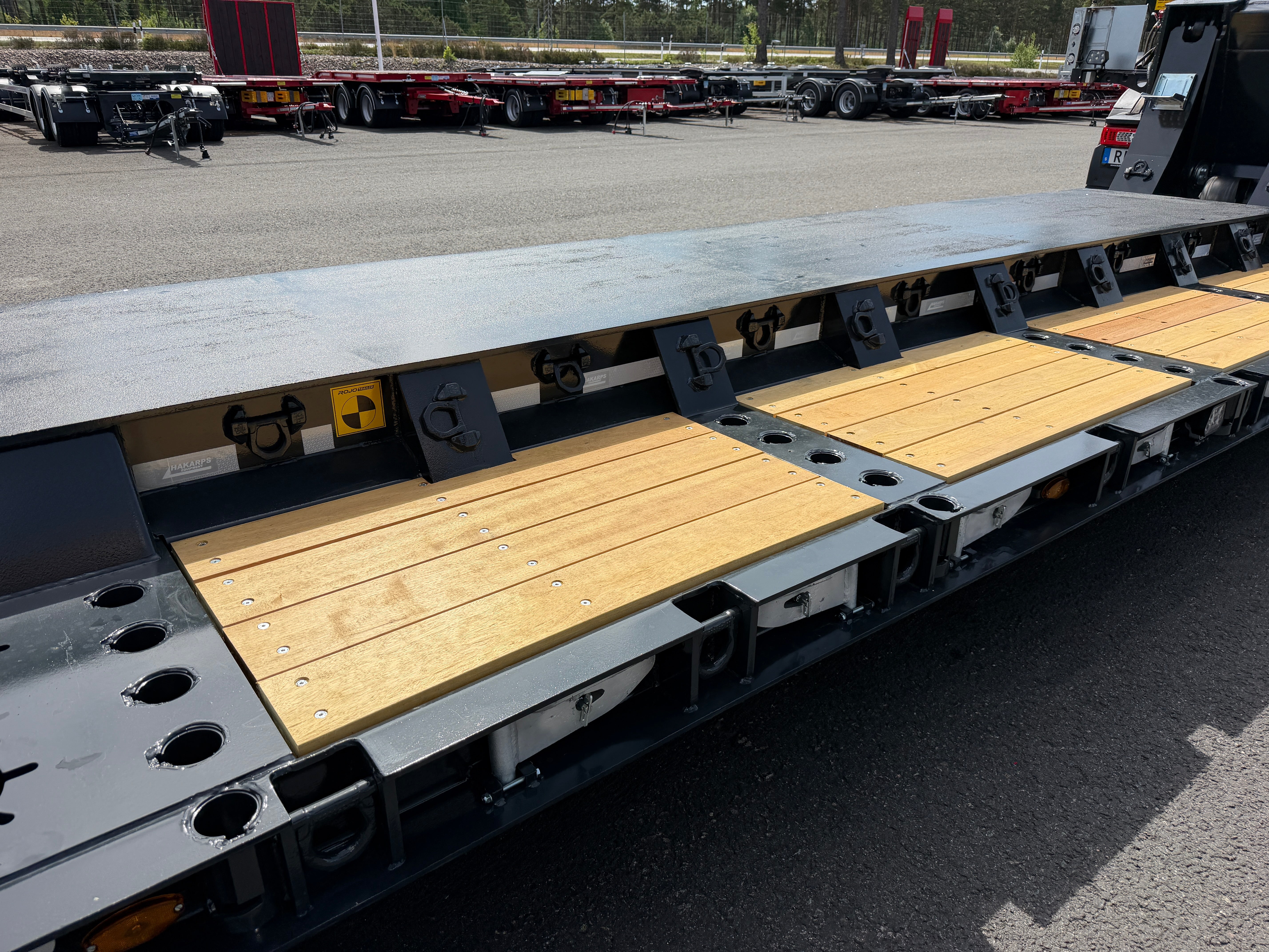 3 axlad ROJO maskintrailer avbröstningsbar svanhals fullstyrd