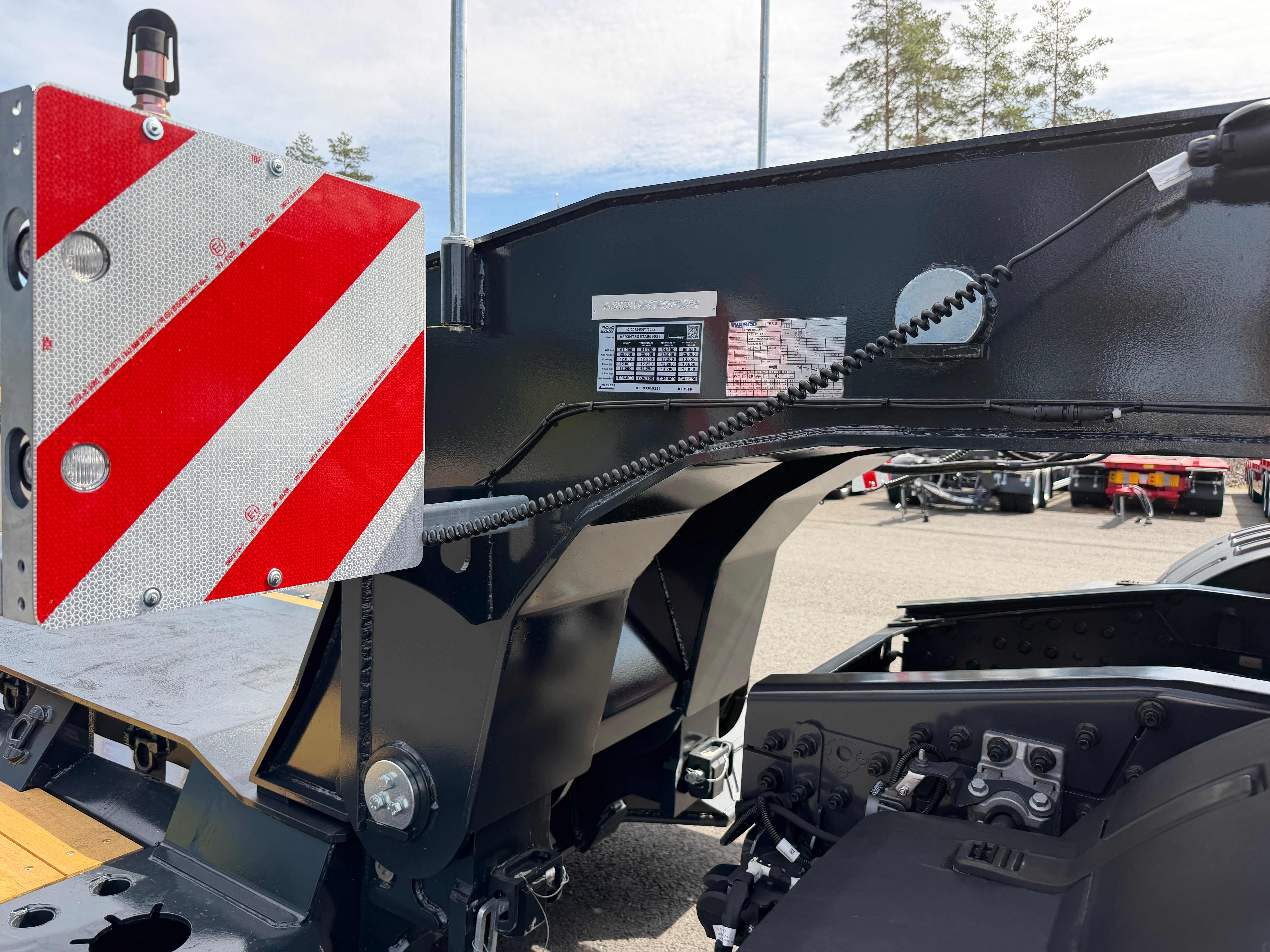 3 axlad ROJO maskintrailer avbröstningsbar svanhals fullstyrd