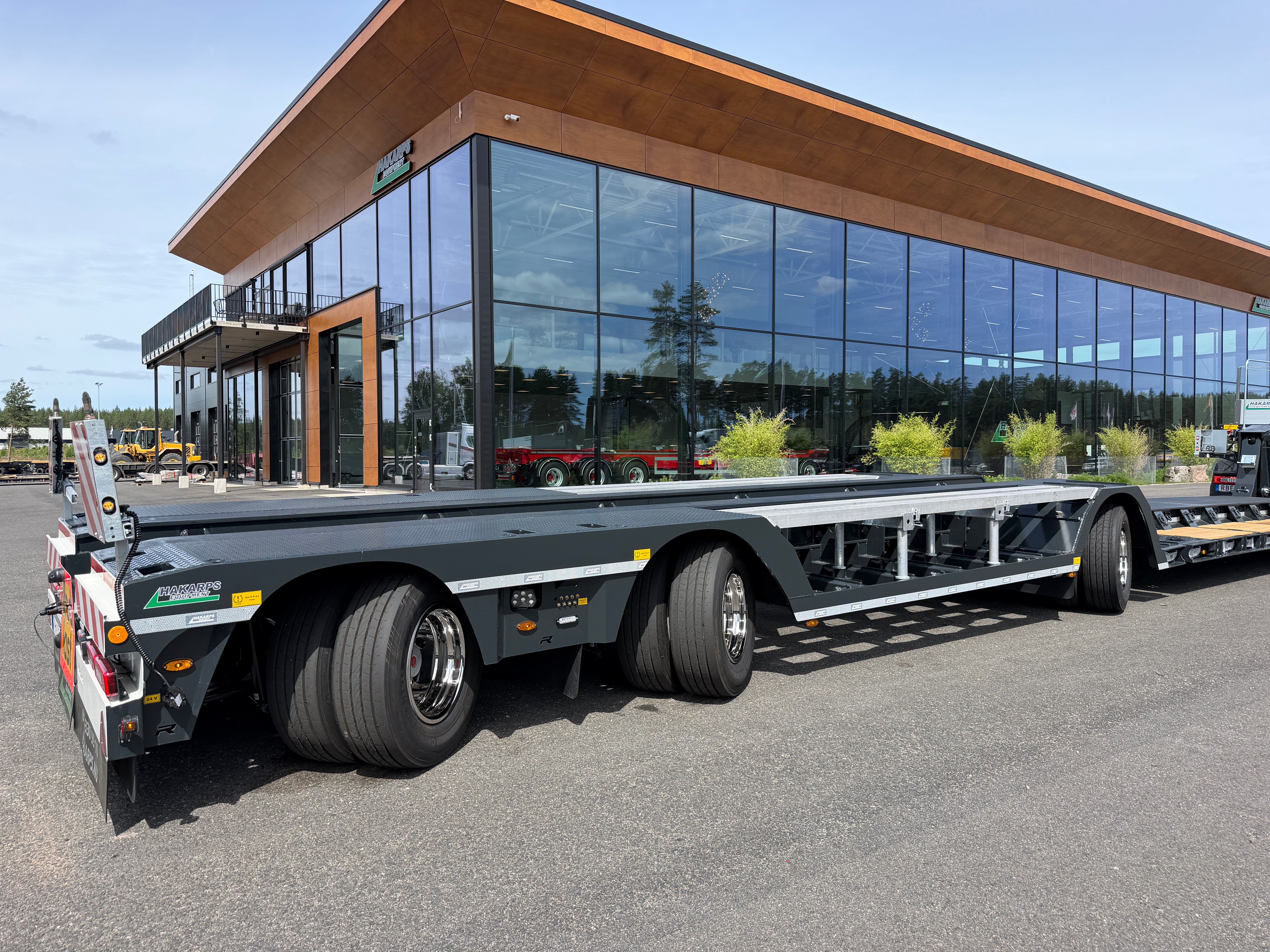 3 axlad ROJO maskintrailer avbröstningsbar svanhals fullstyrd