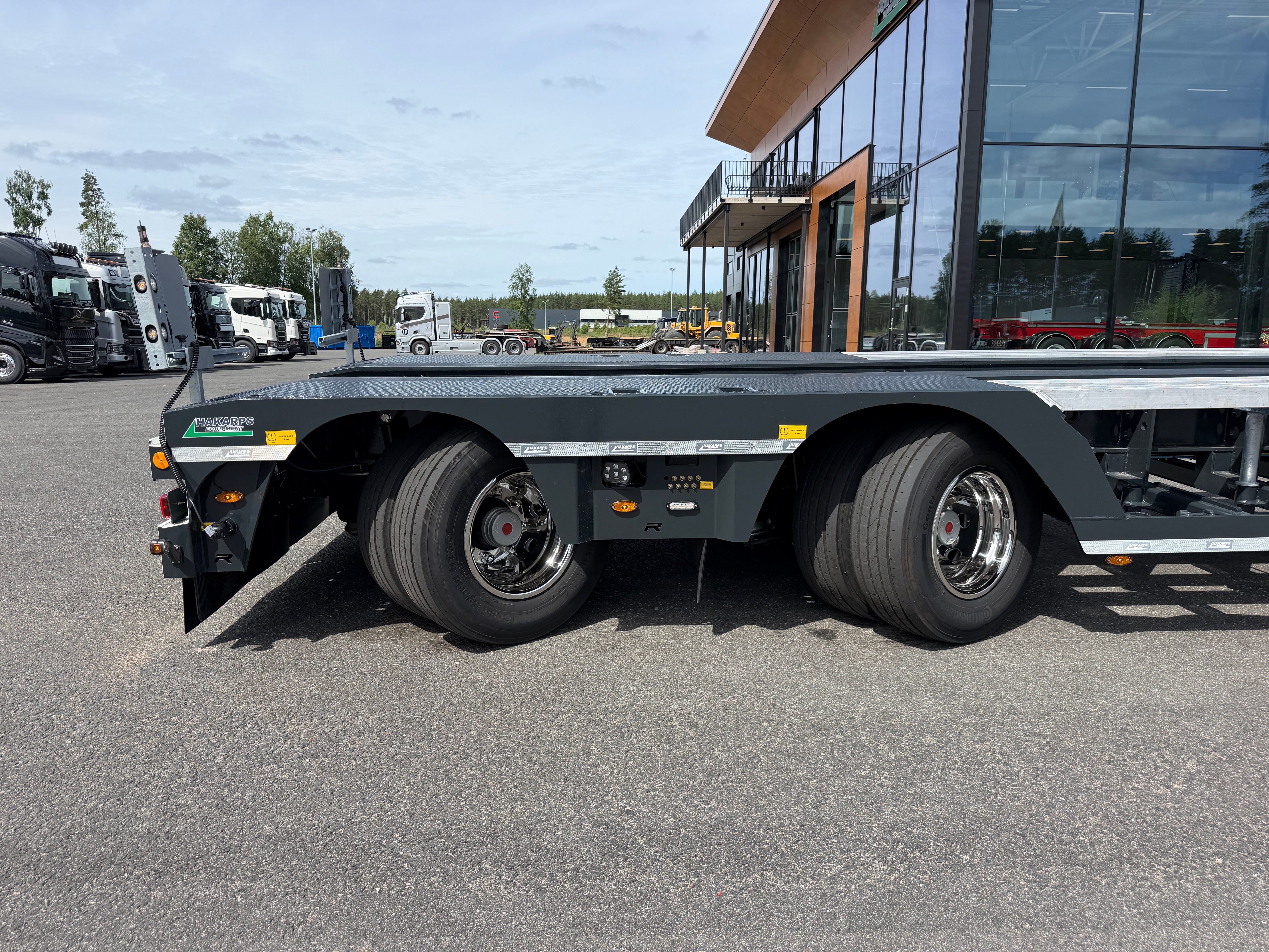 3 axlad ROJO maskintrailer avbröstningsbar svanhals fullstyrd