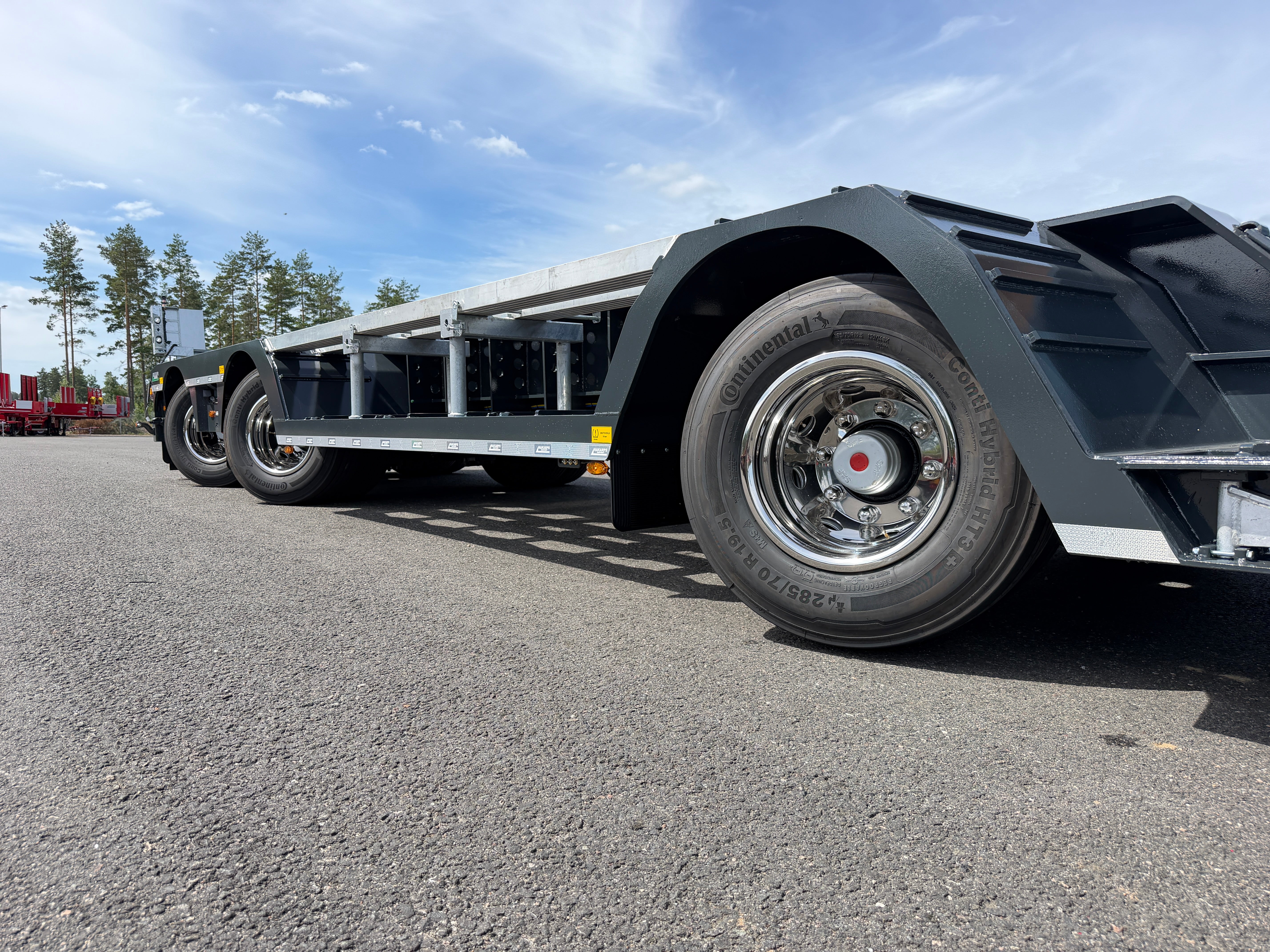 3 axlad ROJO maskintrailer avbröstningsbar svanhals fullstyrd