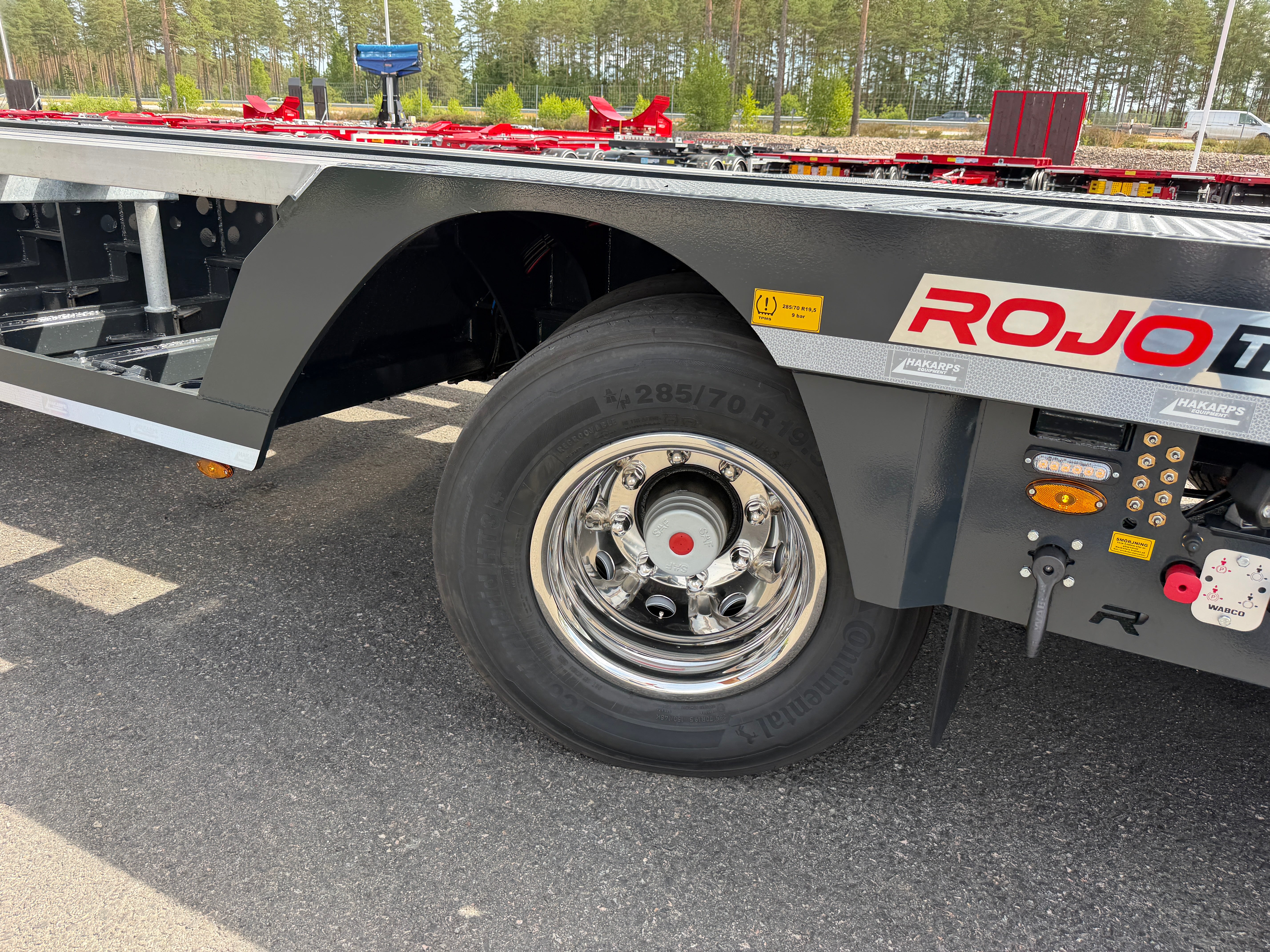 3 axlad ROJO maskintrailer avbröstningsbar svanhals fullstyrd