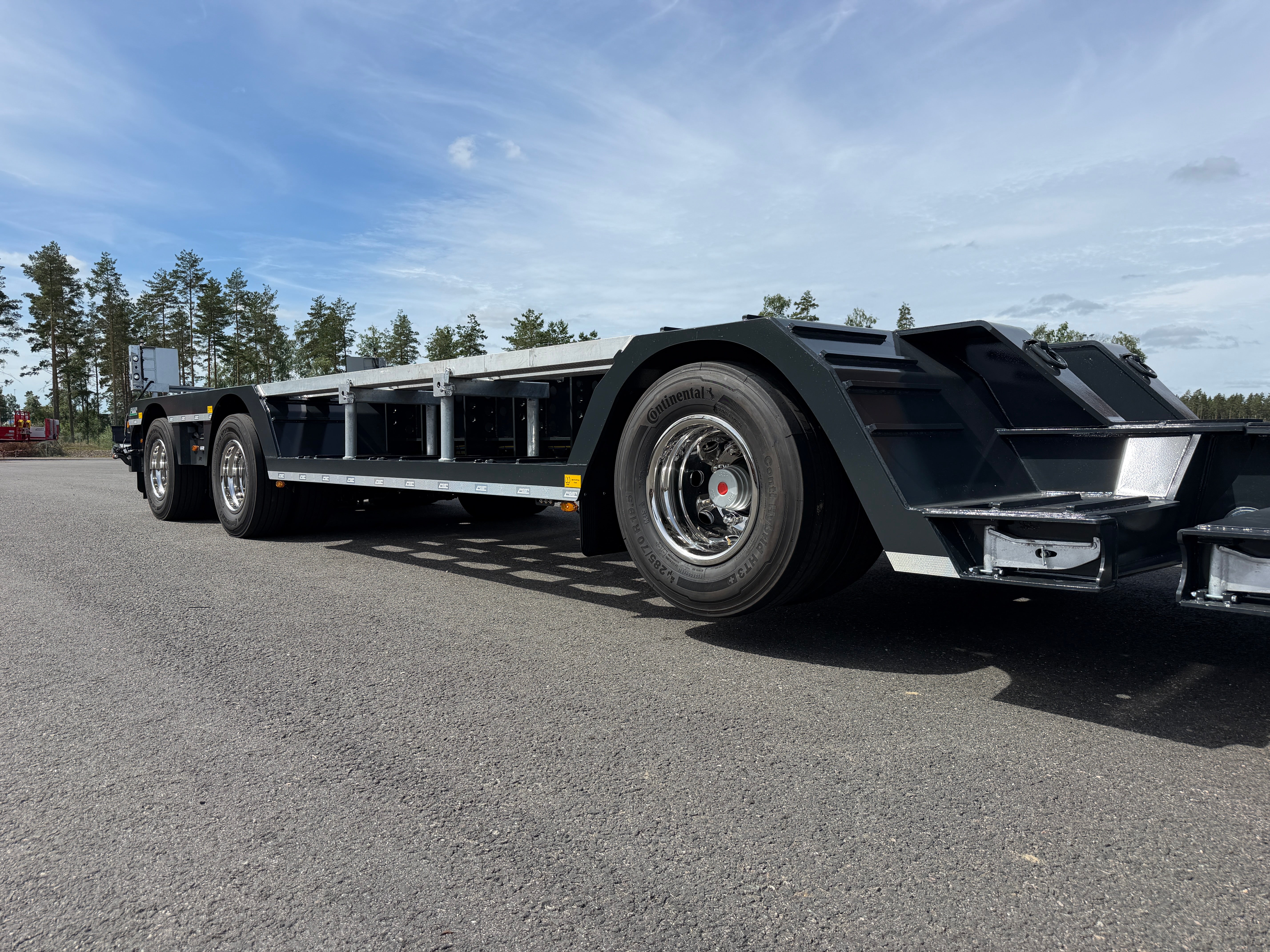 3 axlad ROJO maskintrailer avbröstningsbar svanhals fullstyrd