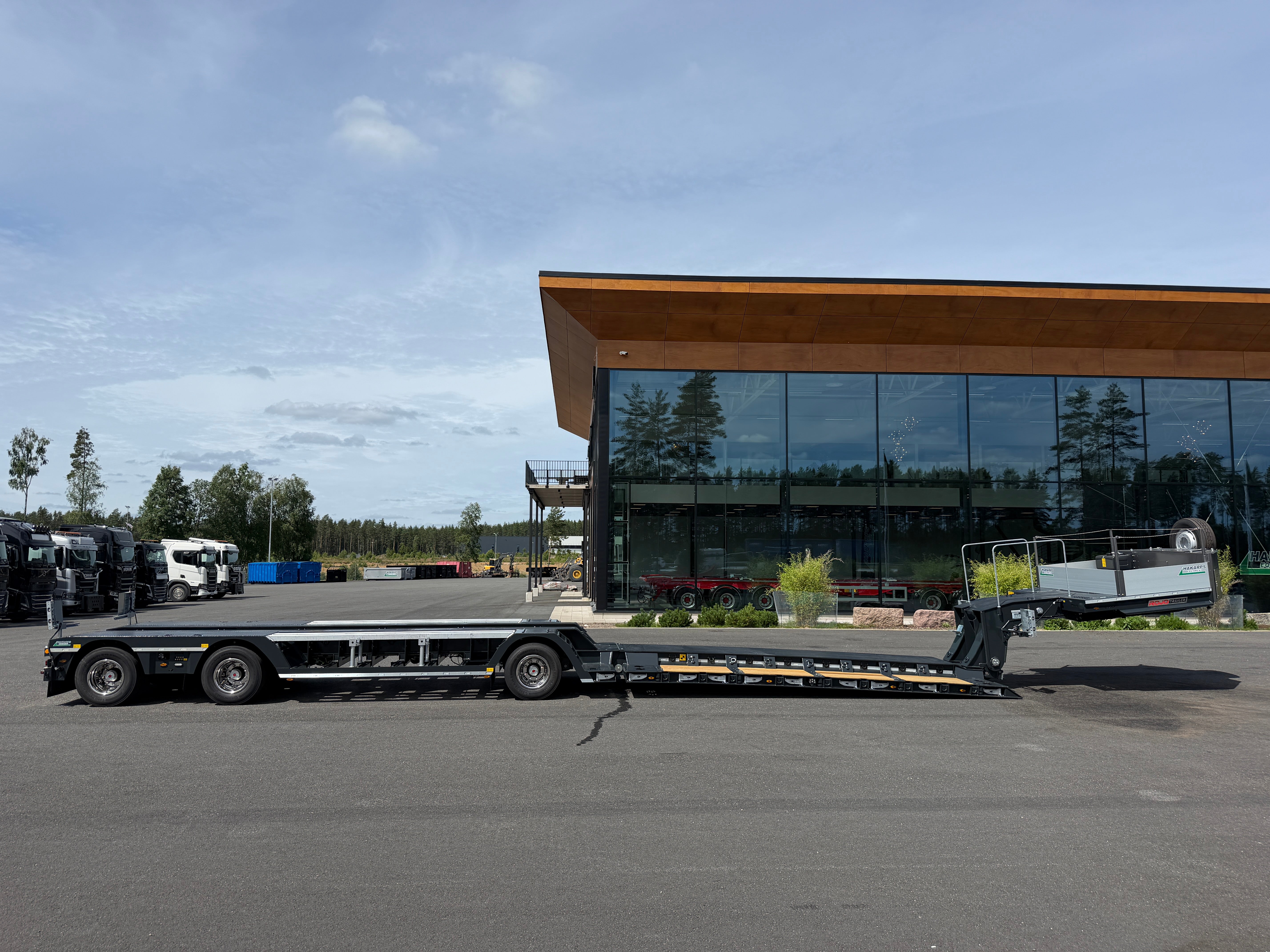 3 axlad ROJO maskintrailer avbröstningsbar svanhals fullstyrd