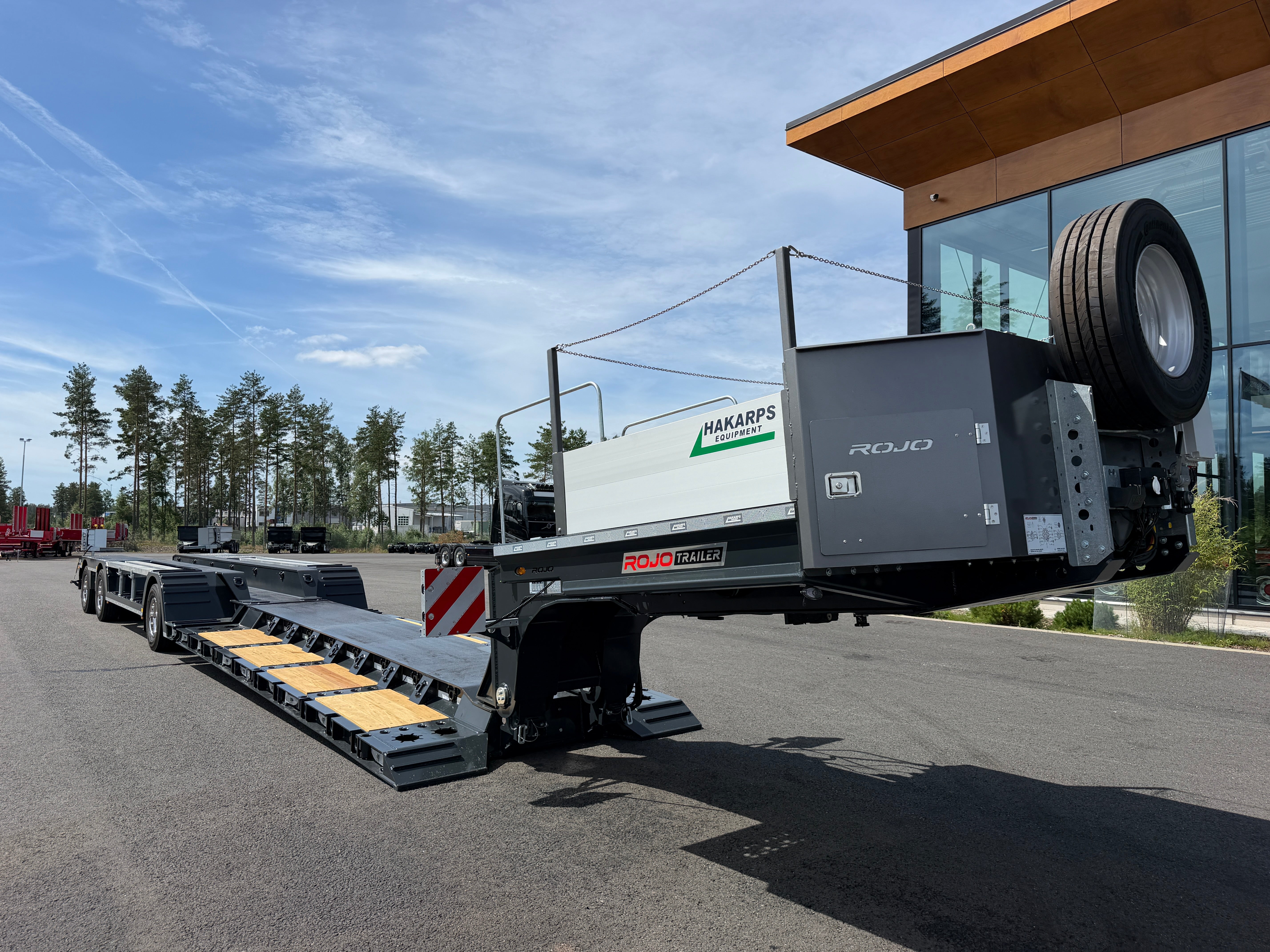 3 axlad ROJO maskintrailer avbröstningsbar svanhals fullstyrd